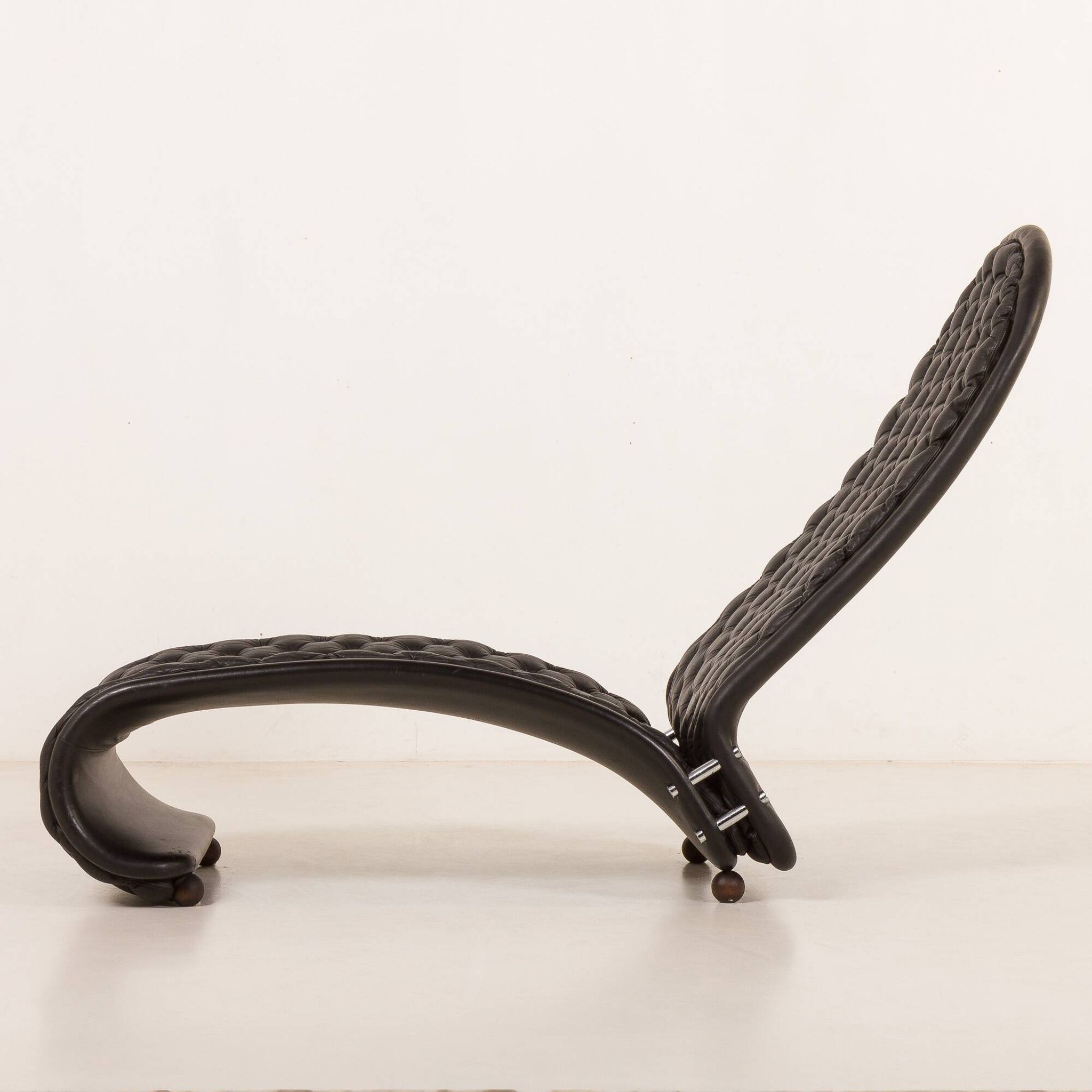 Verner Panton black leather chaise longue for Fritz Hansen, 1970s