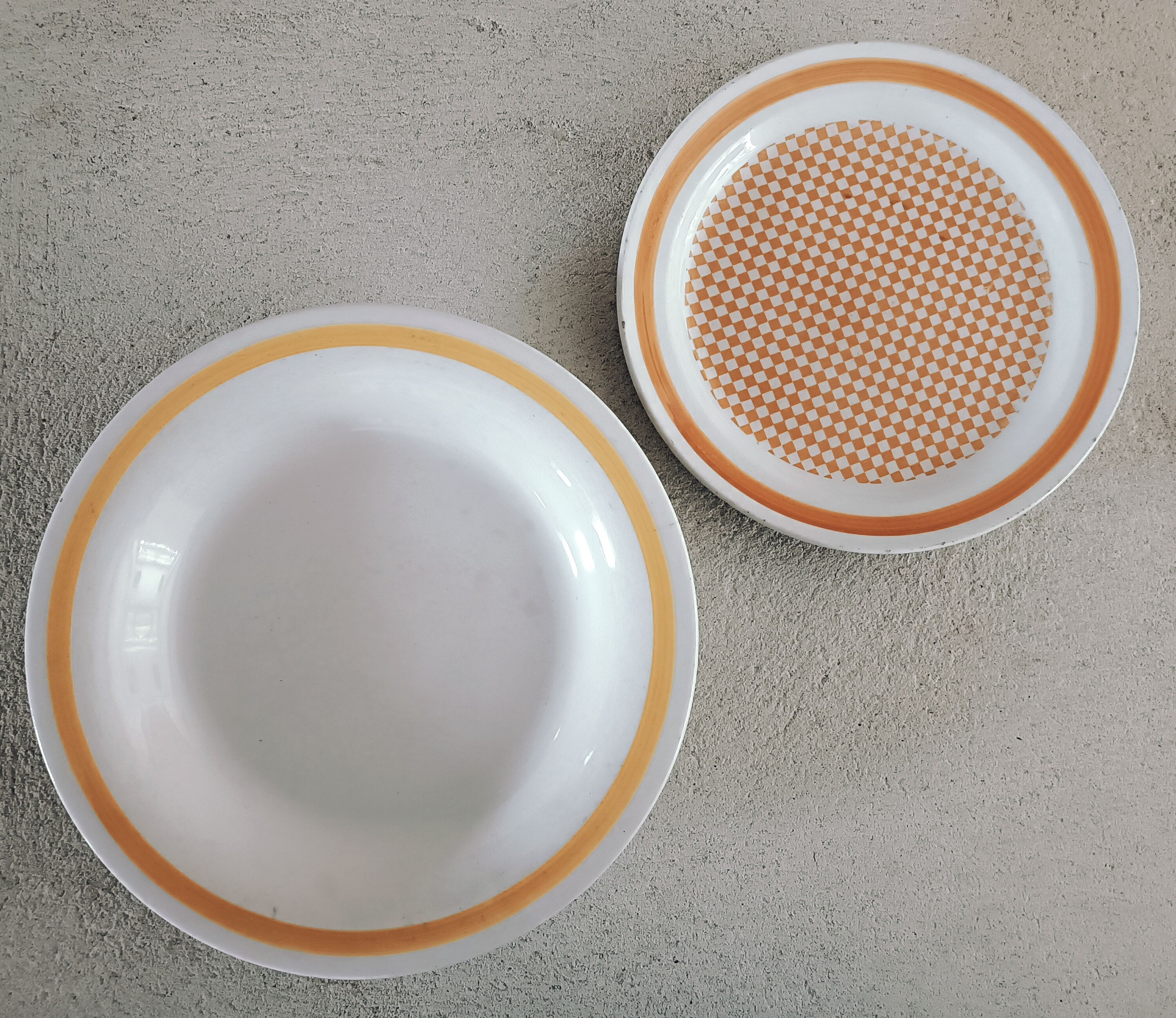 2 plates Gien and Longwy years 1940-1960