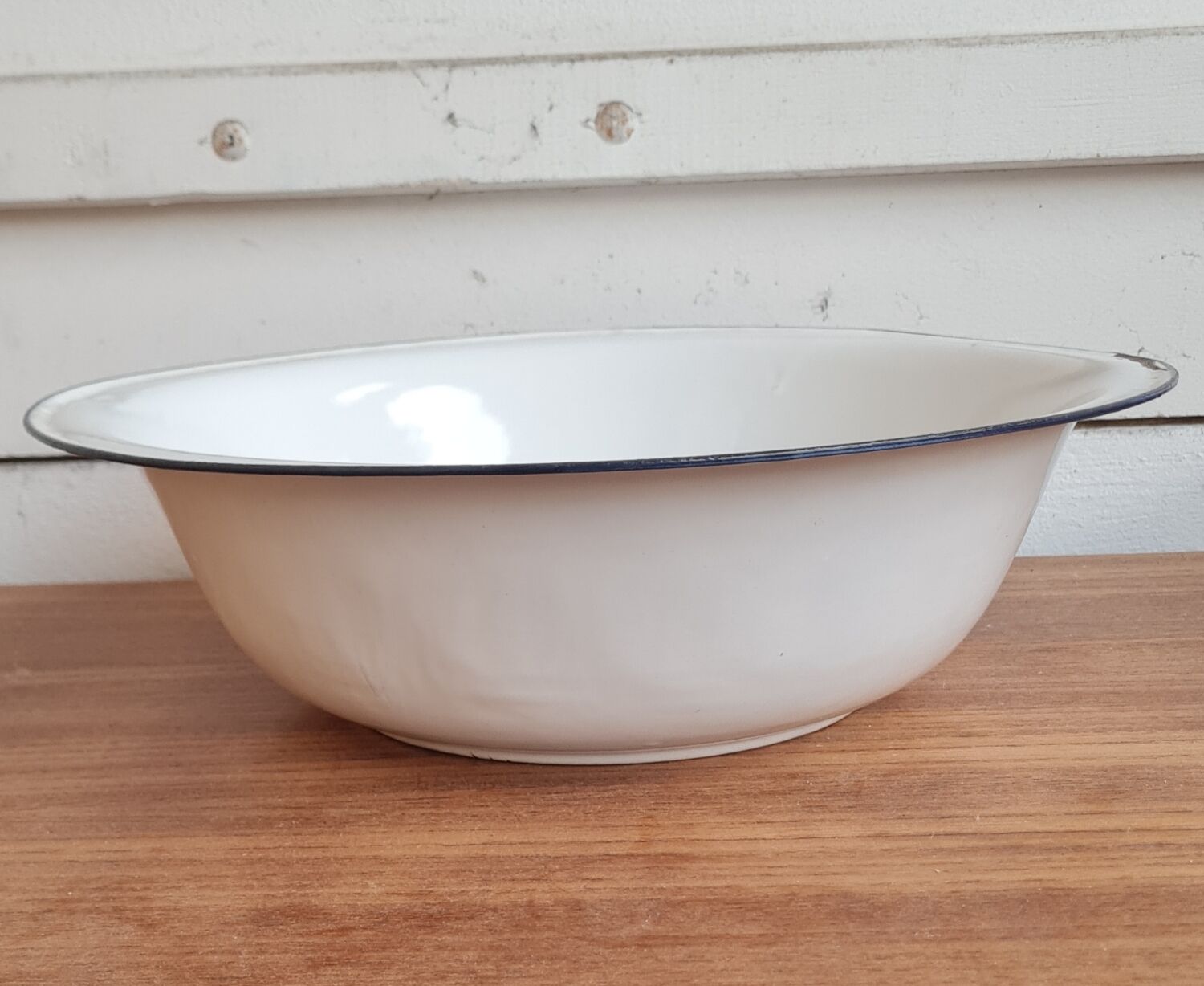 Enamelled sheet metal basin