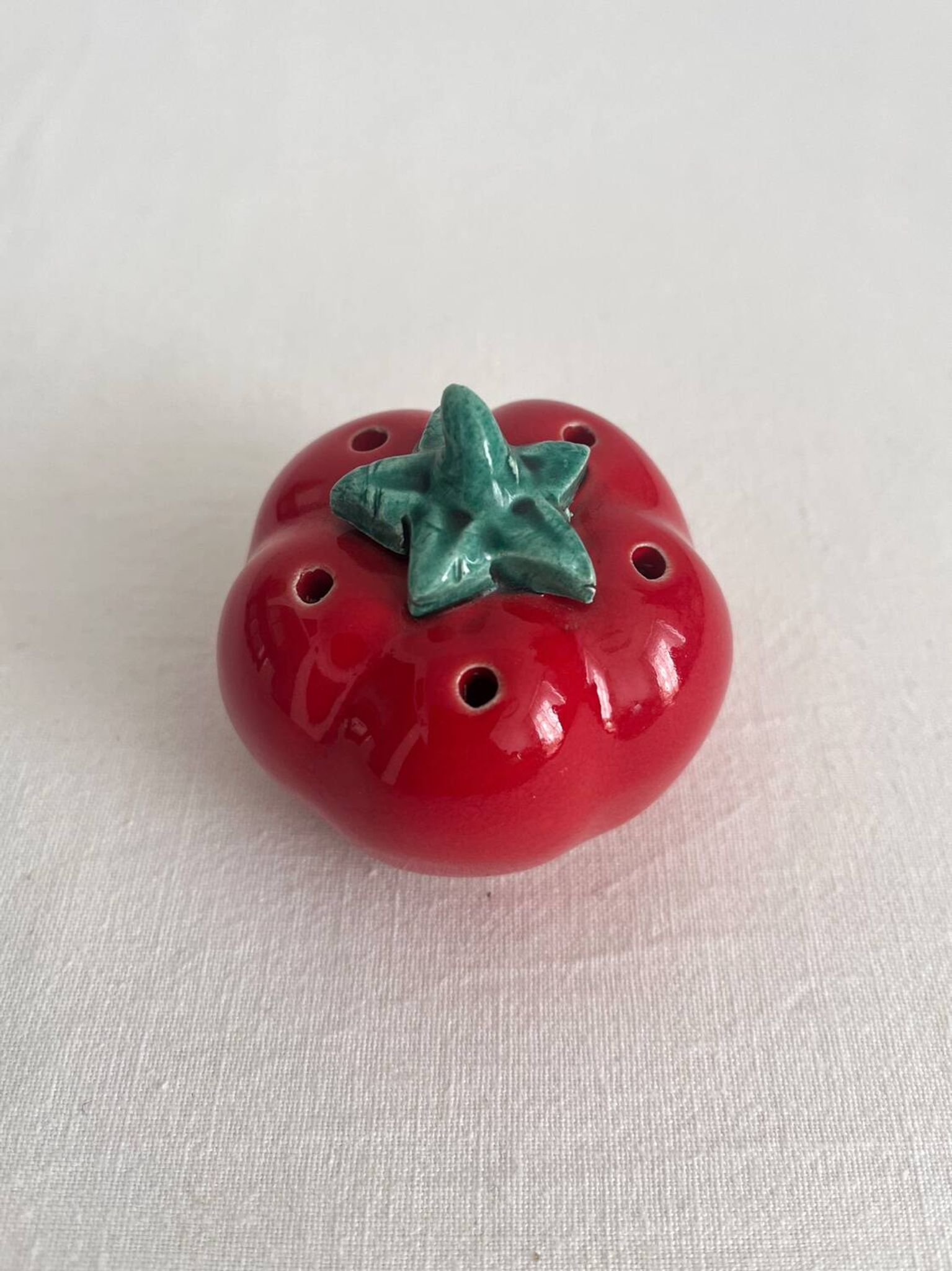 Salière ou poivrier tomate en barbotine vintage