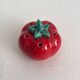 Salière ou poivrier tomate en barbotine vintage