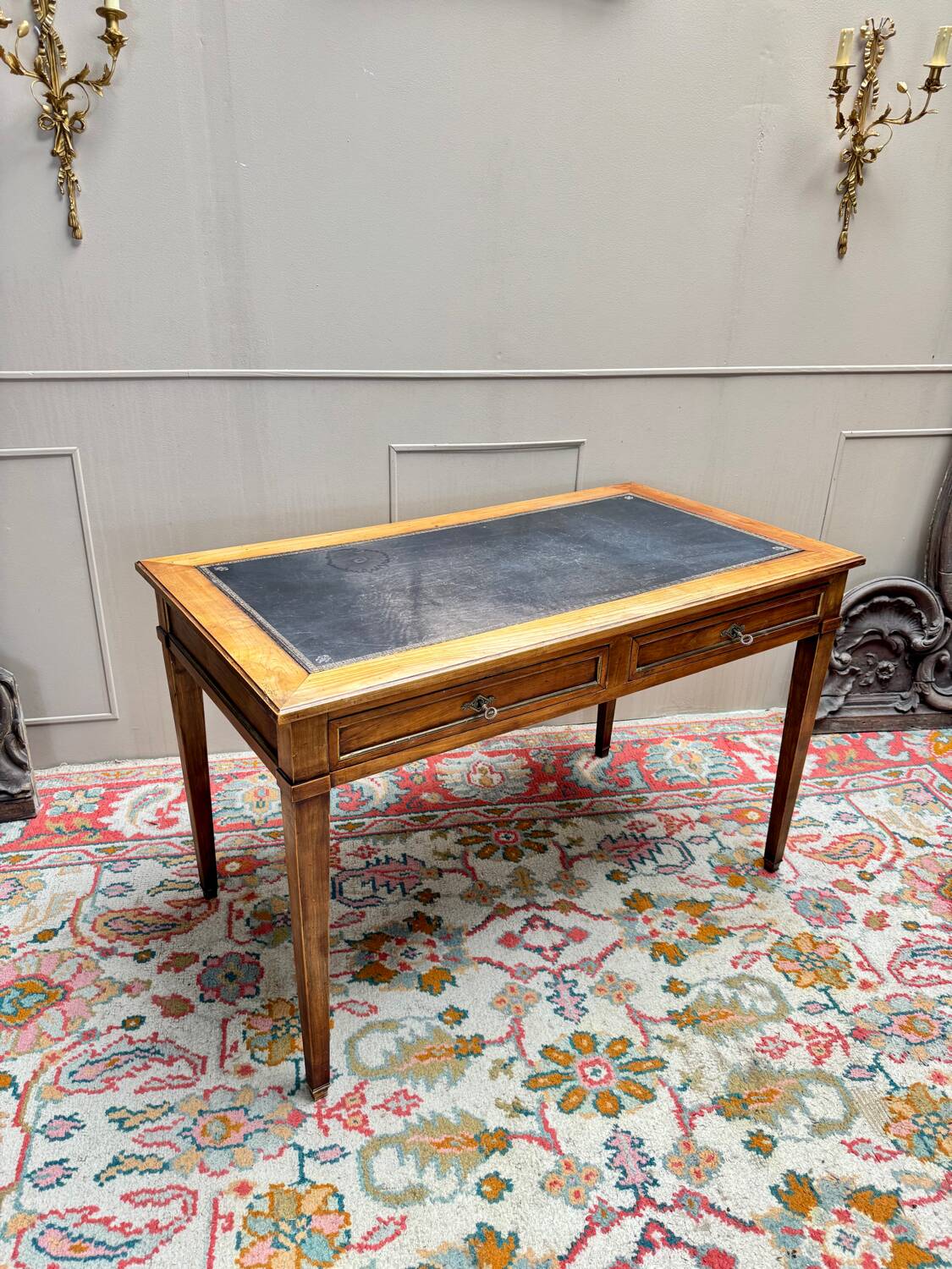 Bureau plat en noyer de style Louis XVI XIX eme siècle