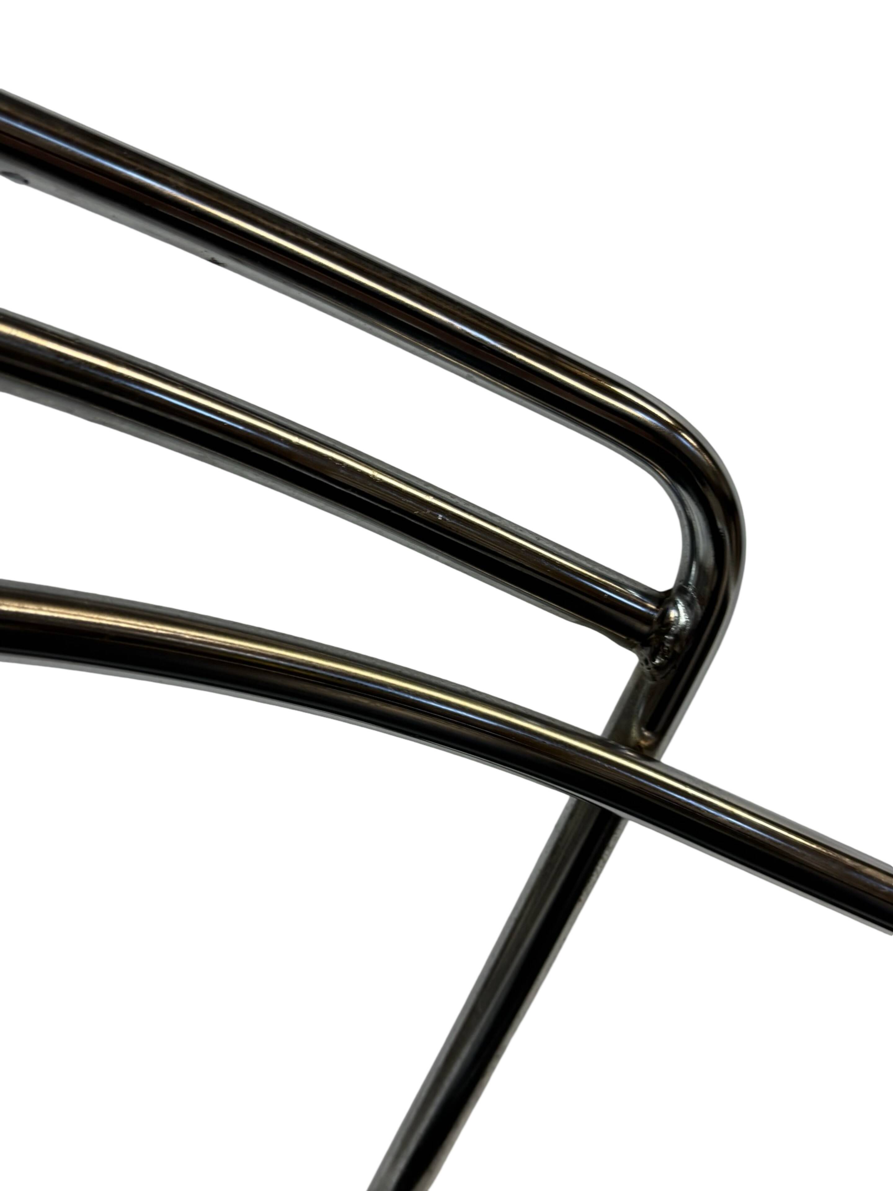 4 chaises minimalistes en fil d'acier chromé, années 80