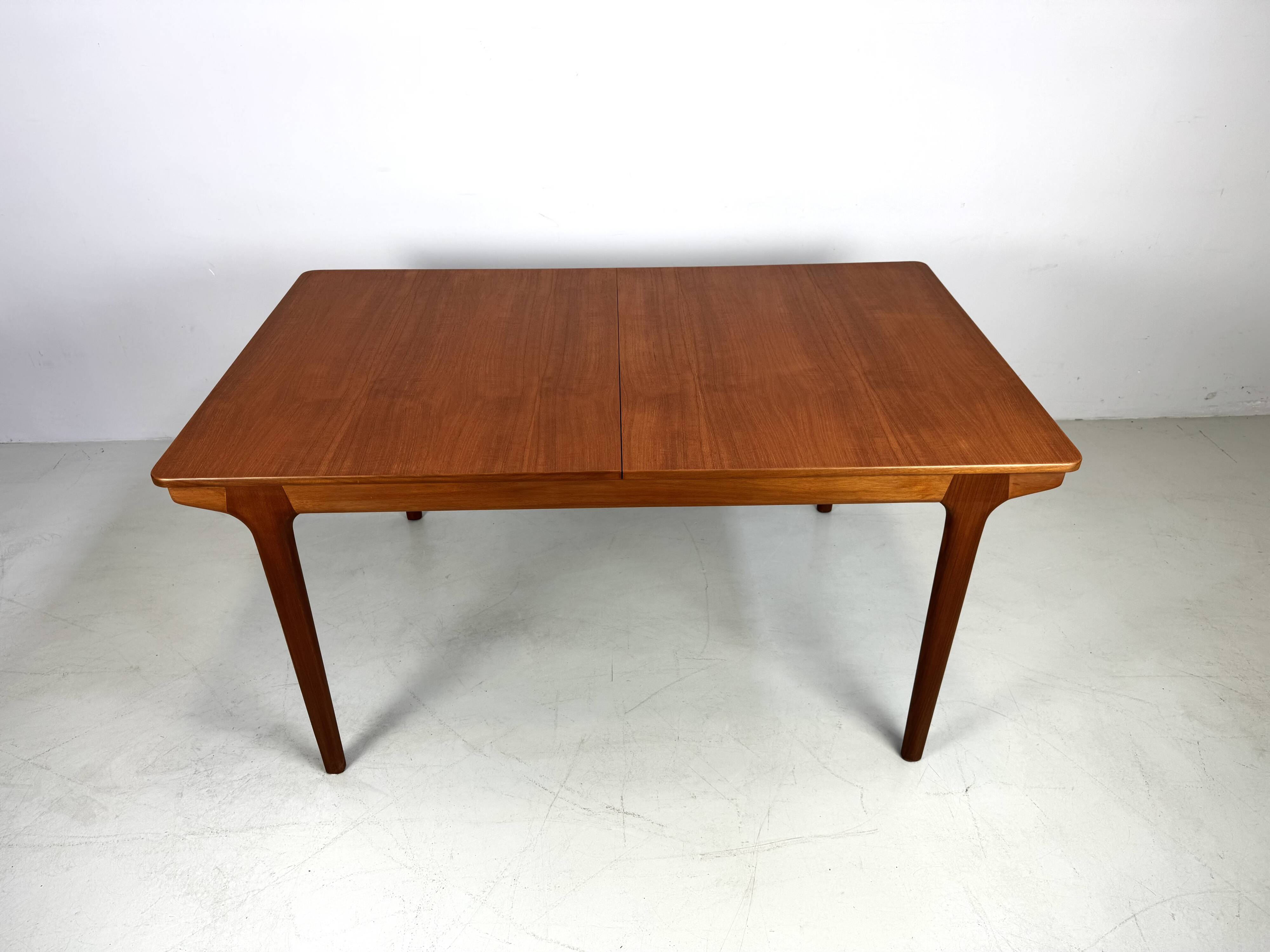 Table en teck McIntosh par T.Roberston des années 1960, extensible à 236 cm.