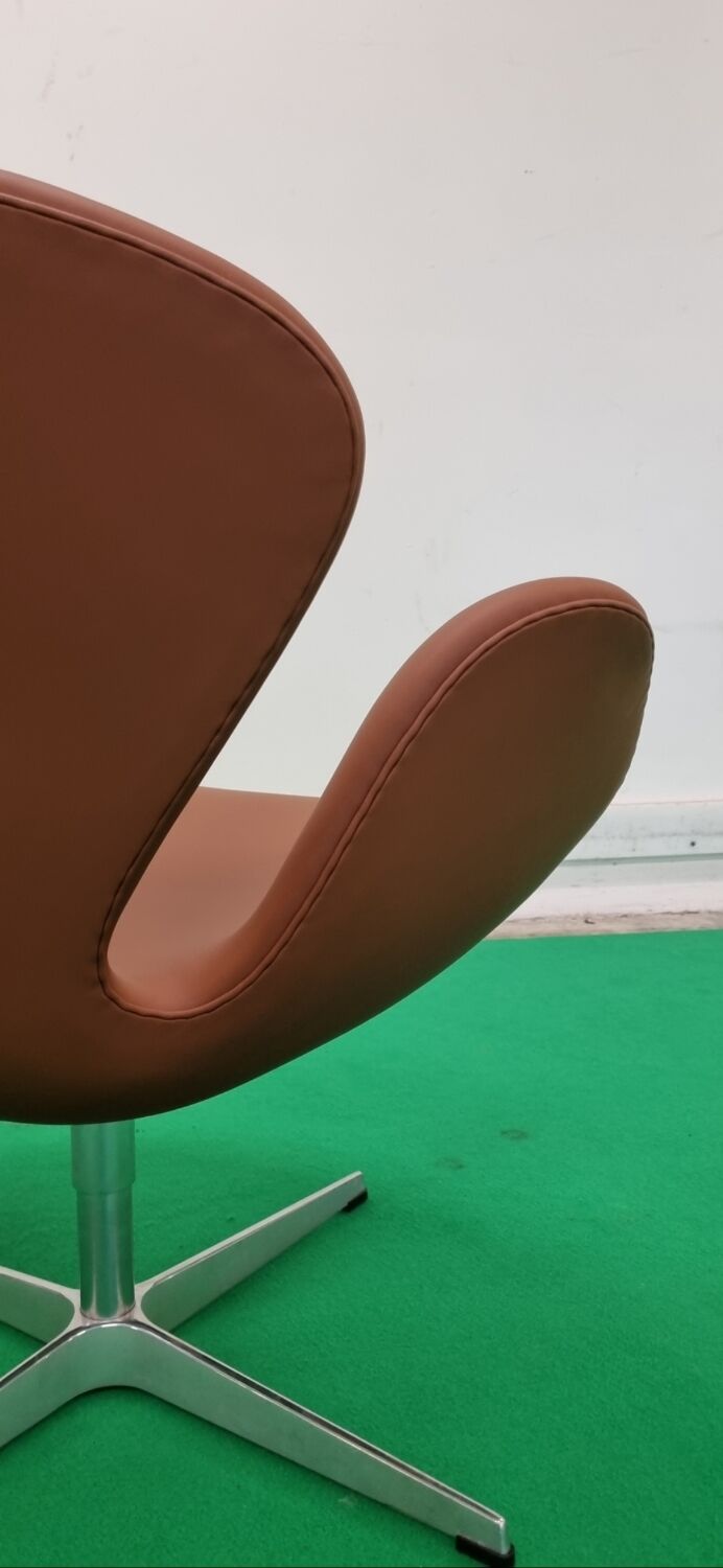 Arne Jacobsen Swan chair by Fritz Hansen