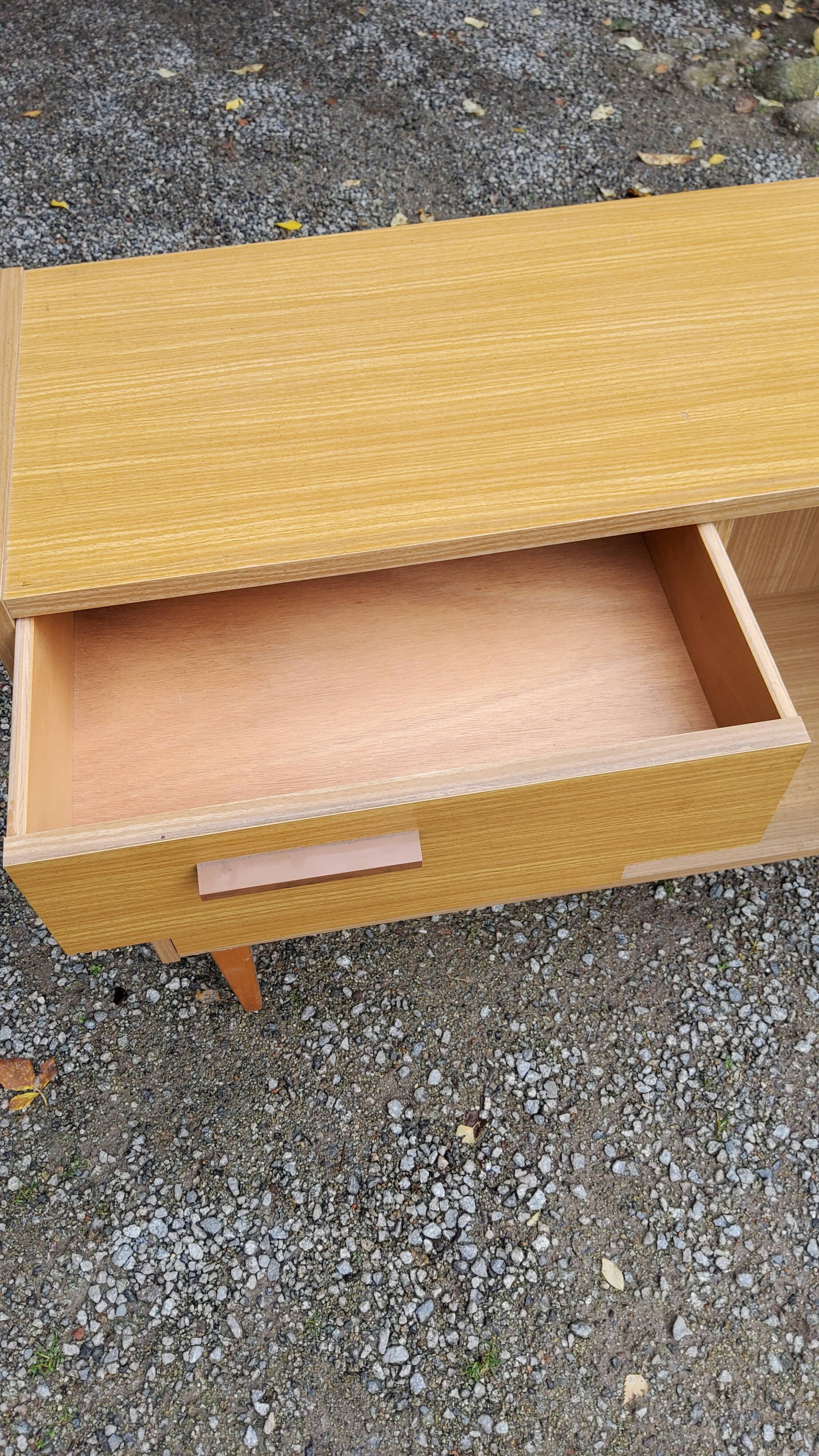 Chest of drawers of the 60s/70 feet spindles