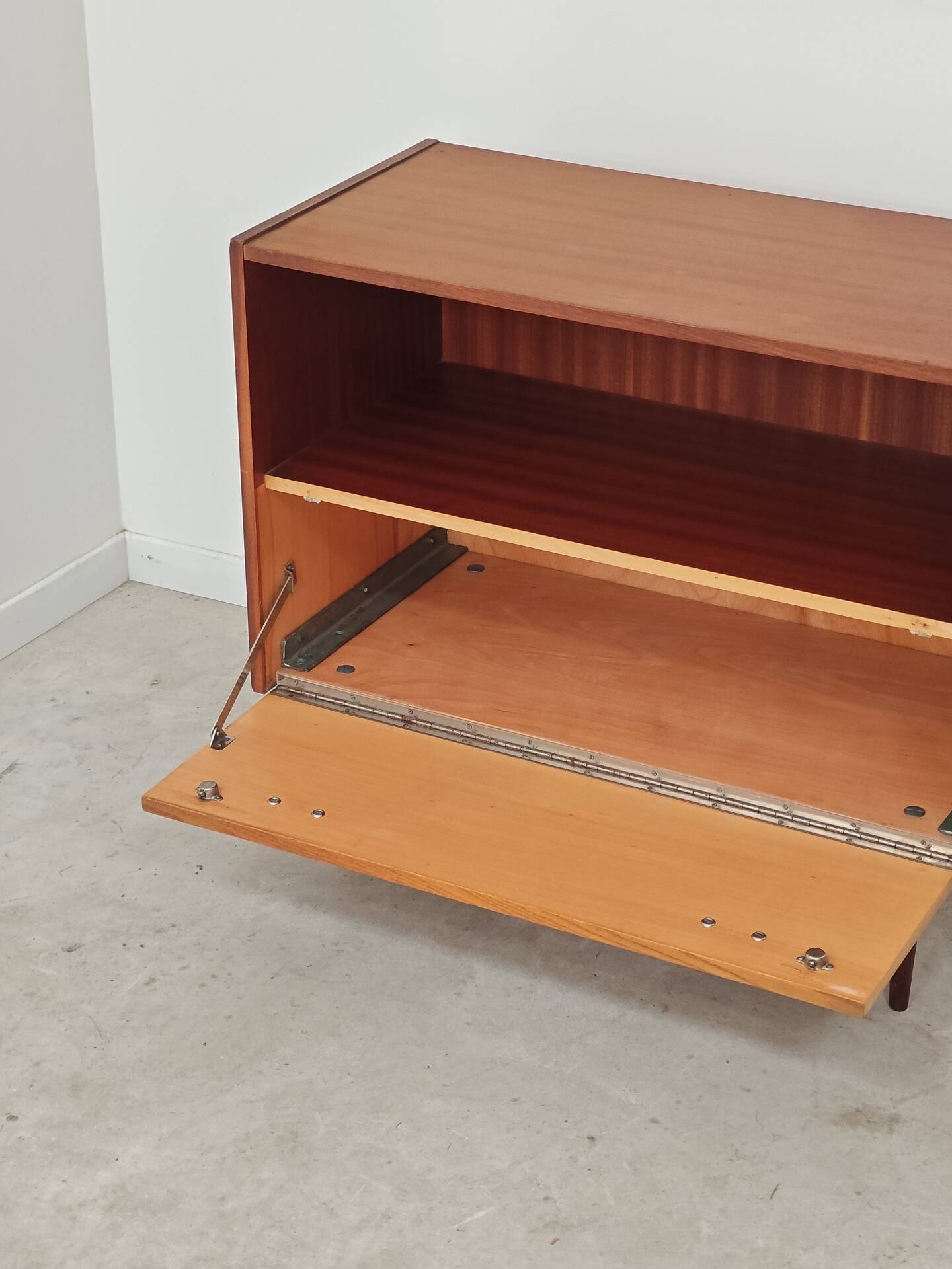 Petit meuble d'appoint buffet en bois 1970