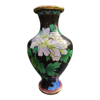 Asian handcrafted decorative vase in cloisonné enamels, neck outline & brass base