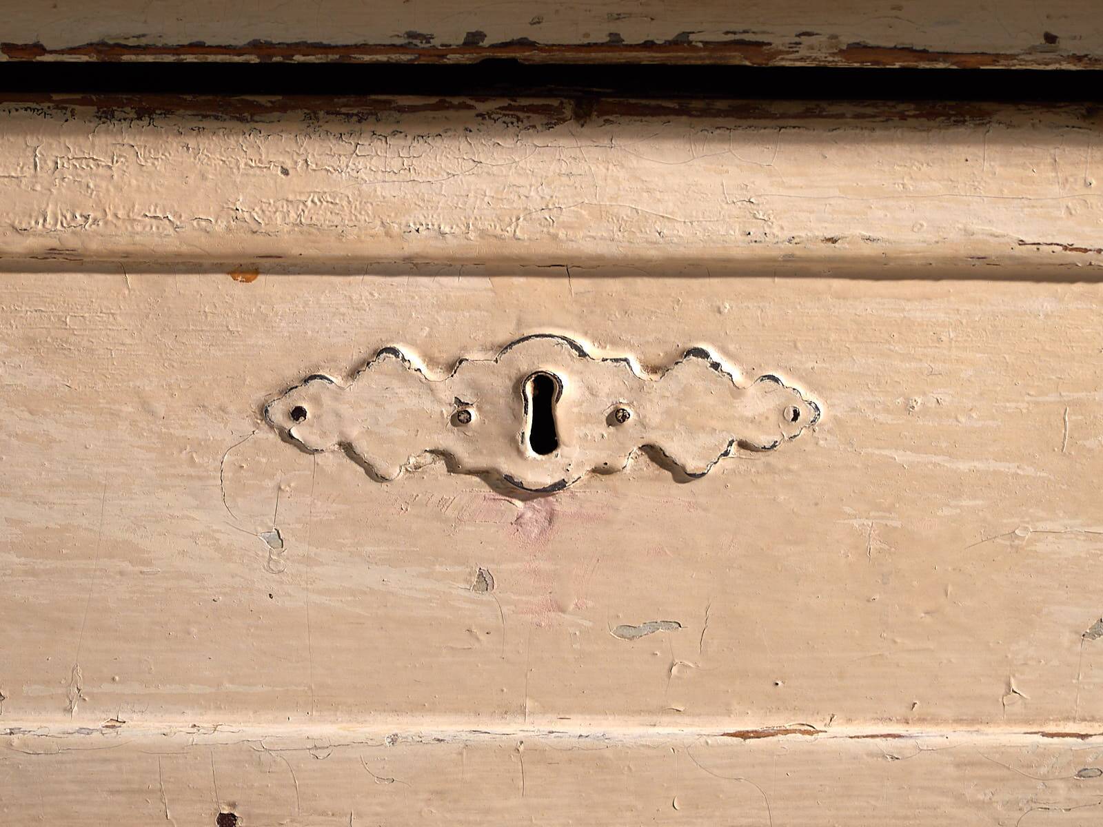 Ancienne commode blanche à deux portes (vers 1920)