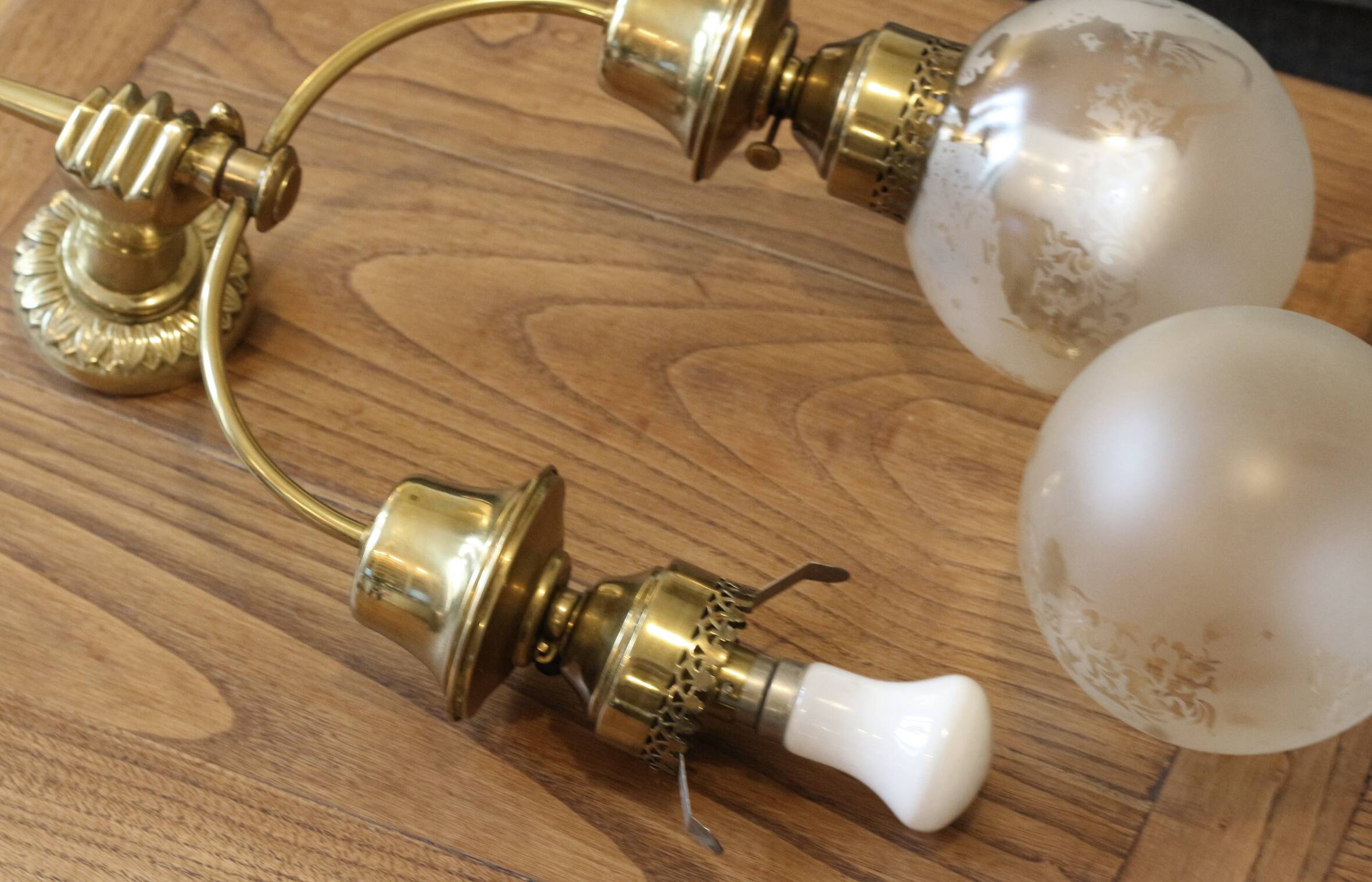 Applique en laiton ART DECO, deux globes en verre