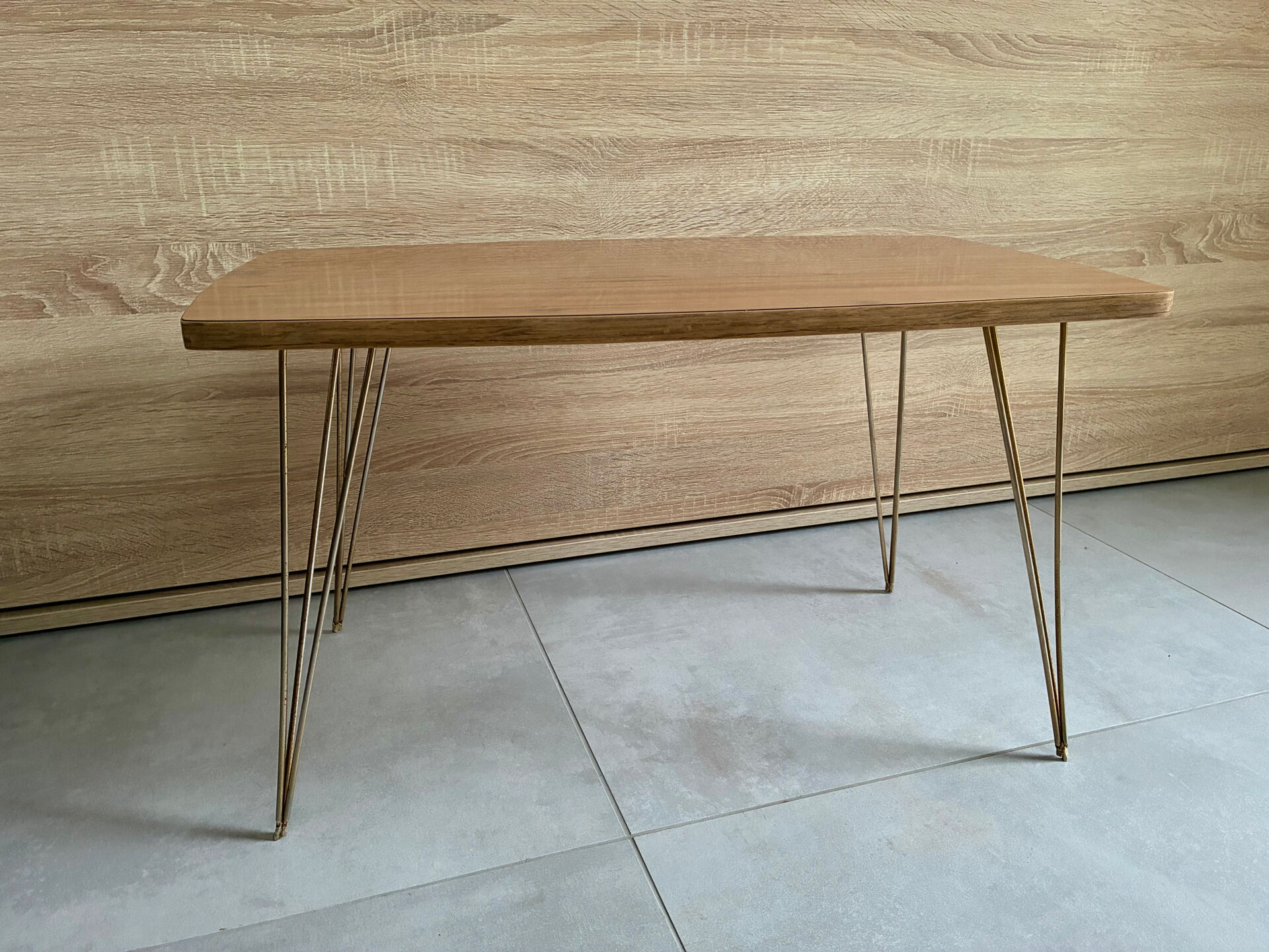 Table basse vintage 1960 Formica teck et pieds laiton