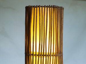 Lampadaire en rotin du milieu du siècle, dans le style de Louis Sognot