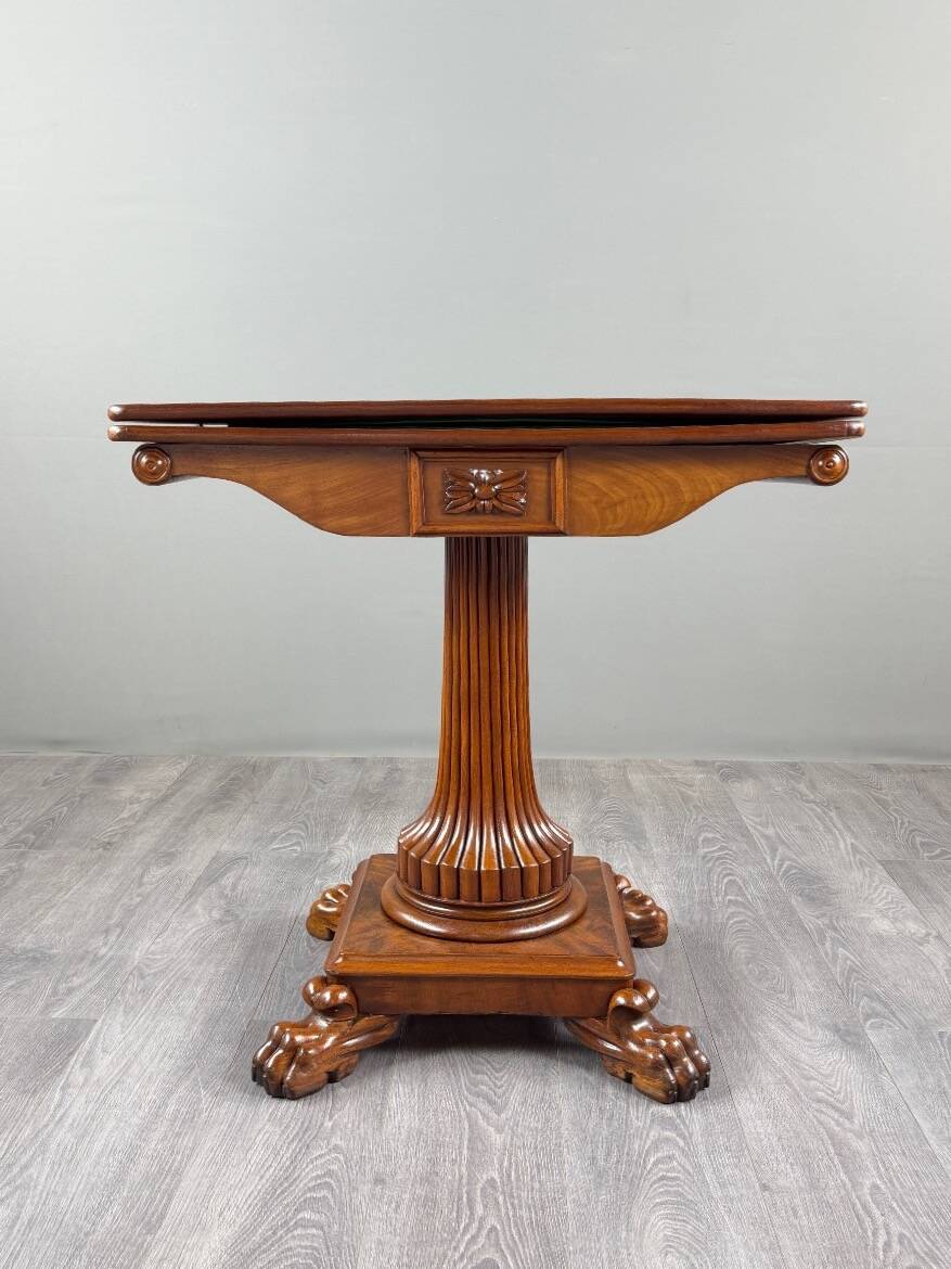 Table à jeux en acajou, XIXe siècle