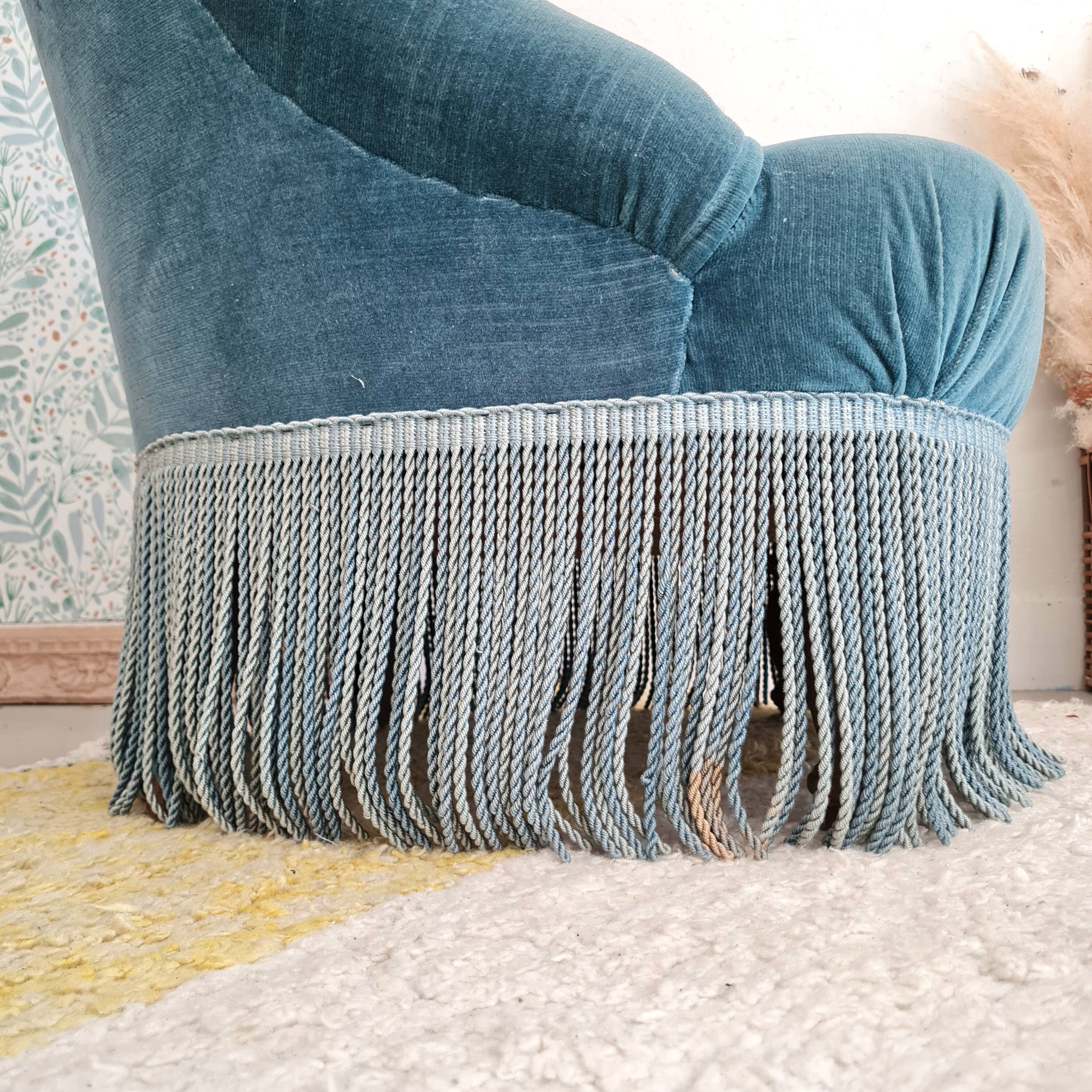 Fauteuil crapaud velours bleu avec franges