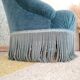 Fauteuil crapaud velours bleu avec franges