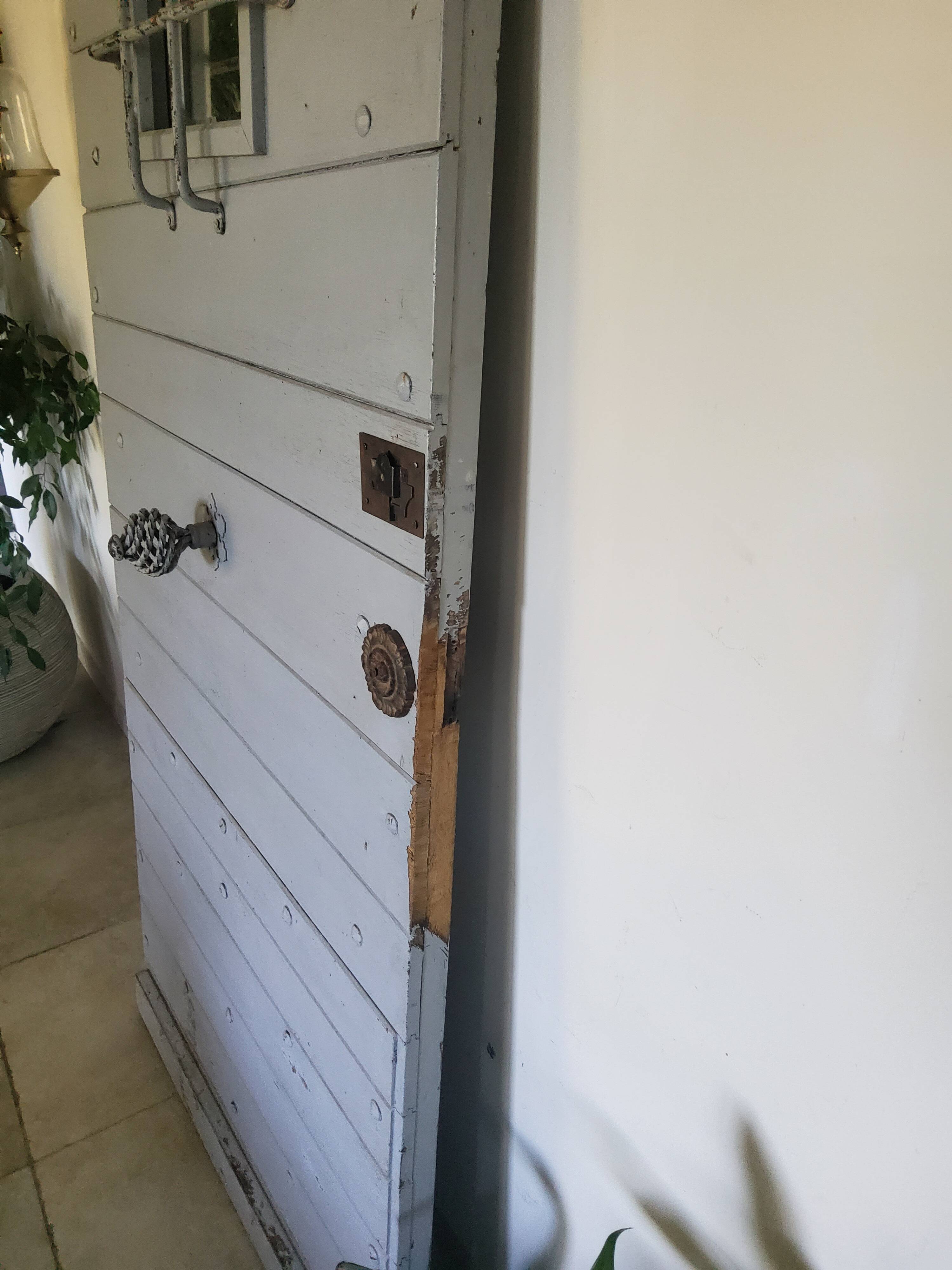 Old Provençal entrance door