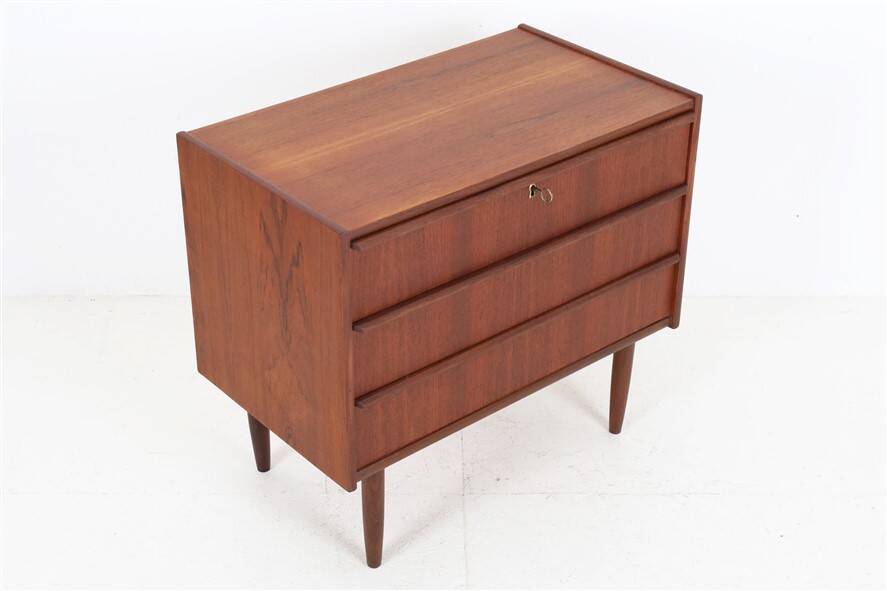 Mid-century teak chest of drawers / dresser / Danish modern design / 1960s
