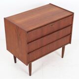 Mid-century teak chest of drawers / dresser / Danish modern design / 1960s