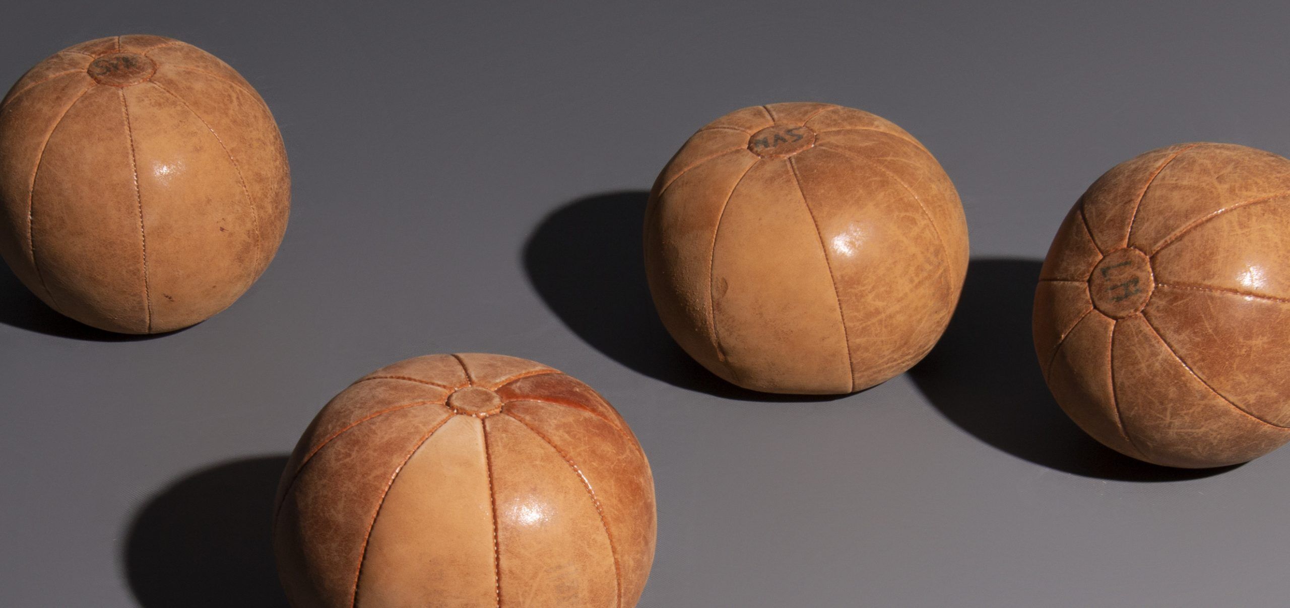 Vintage medicine balloon in dark brown leather, 2 Kg