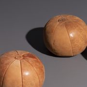 Vintage medicine balloon in dark brown leather, 2 Kg