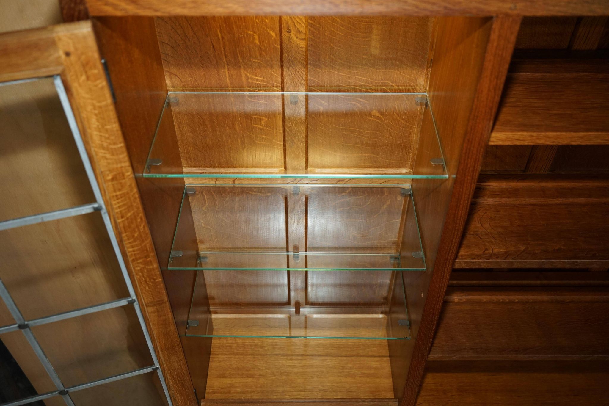 Buffet vitrine vintage Robert Mouseman Thompson en chêne avec étagères et éclairage