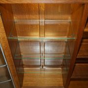 Buffet vitrine vintage Robert Mouseman Thompson en chêne avec étagères et éclairage