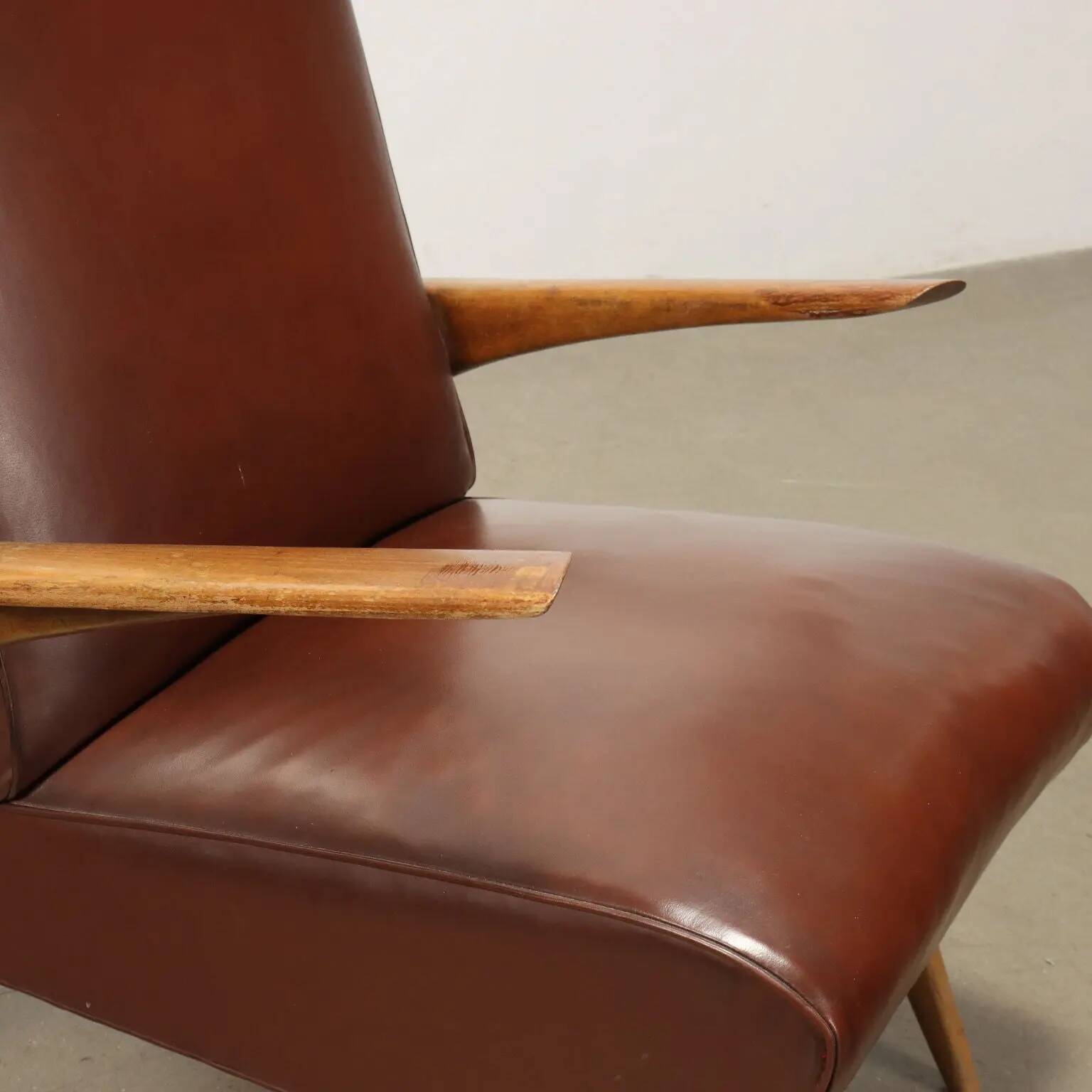 Fauteuil vintage en bois, rembourrage à ressorts, similicuir, années 1950