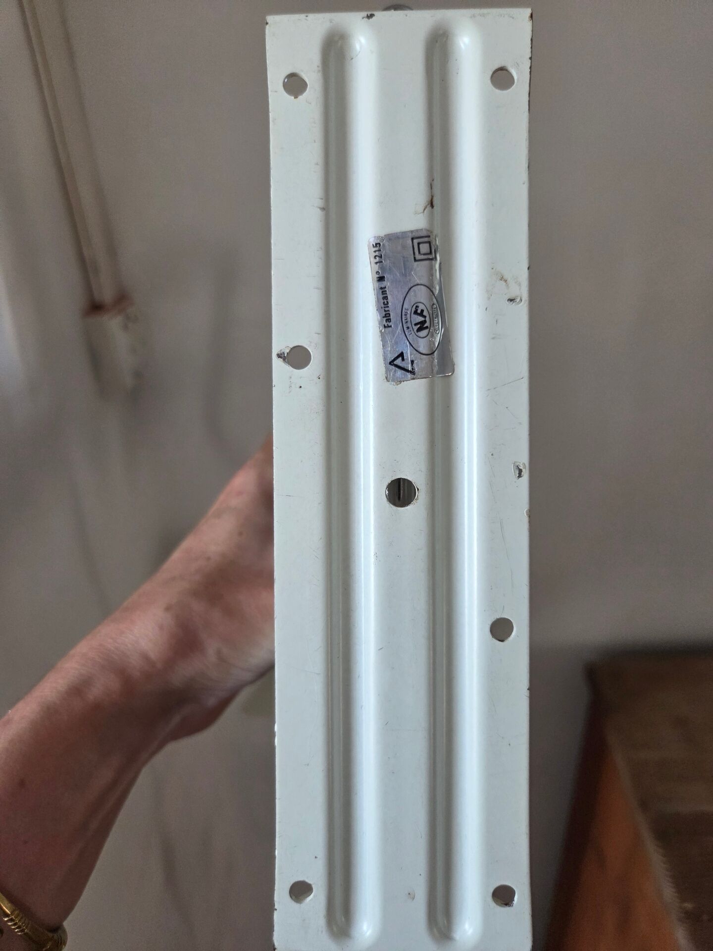 Wall lamp scissors