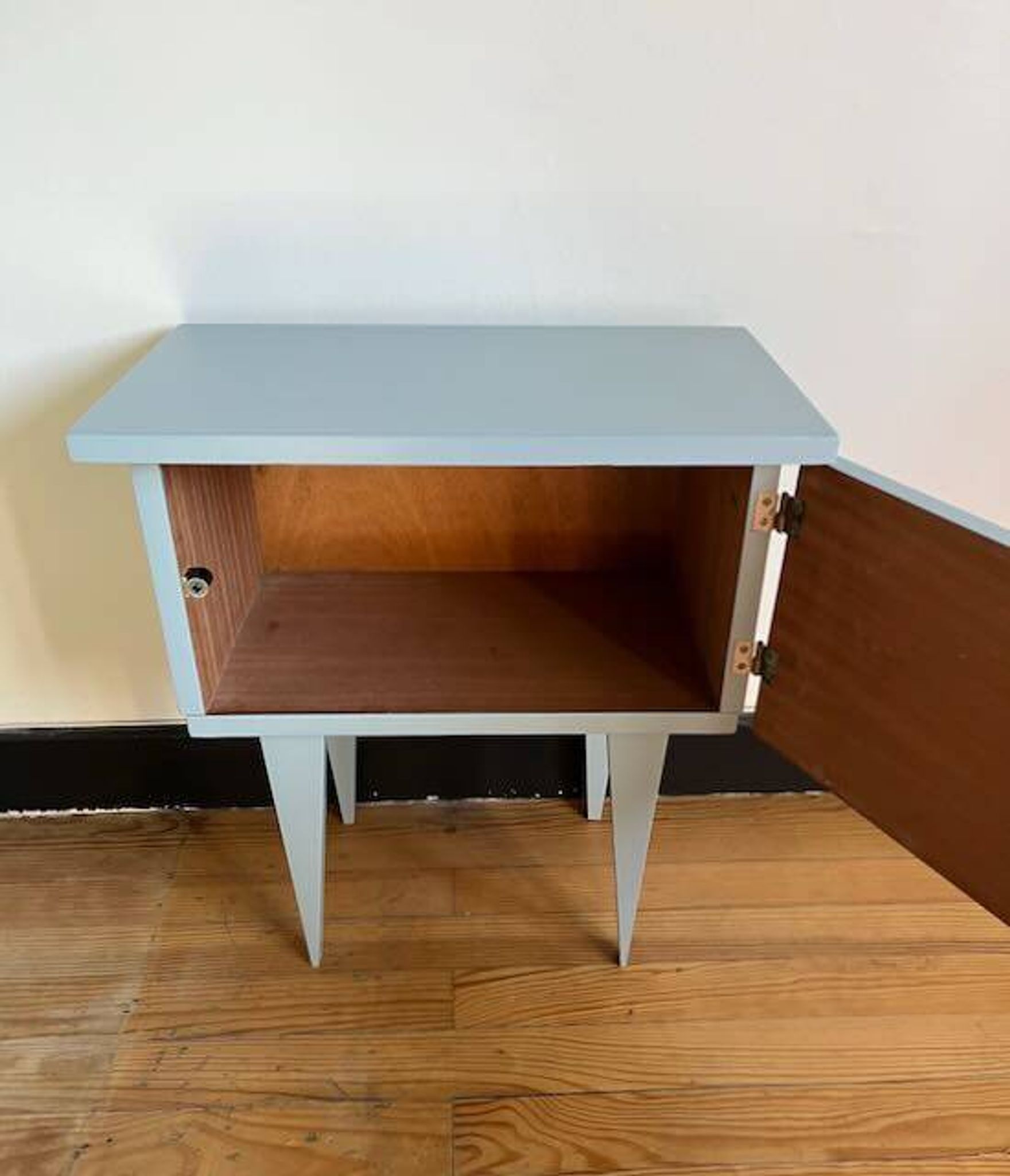 Jeanne bedside table