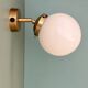 Applique globe vintage en opaline blanche