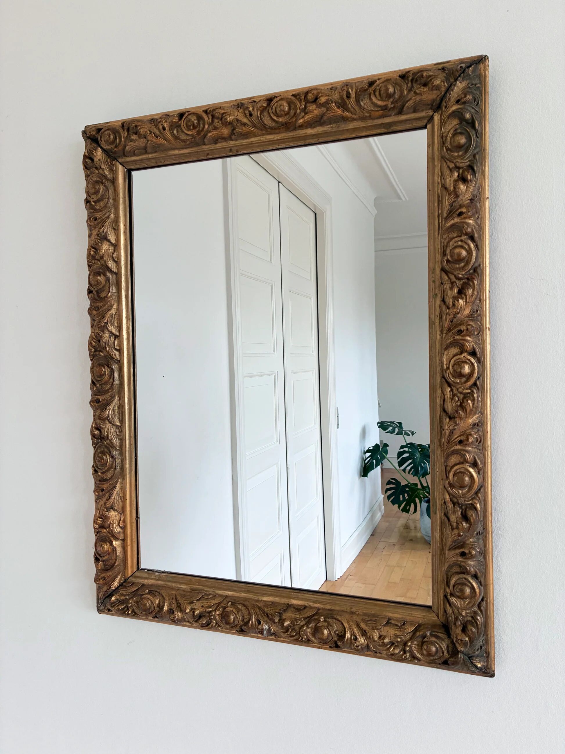 Miroir mural en bois doré antique français en or