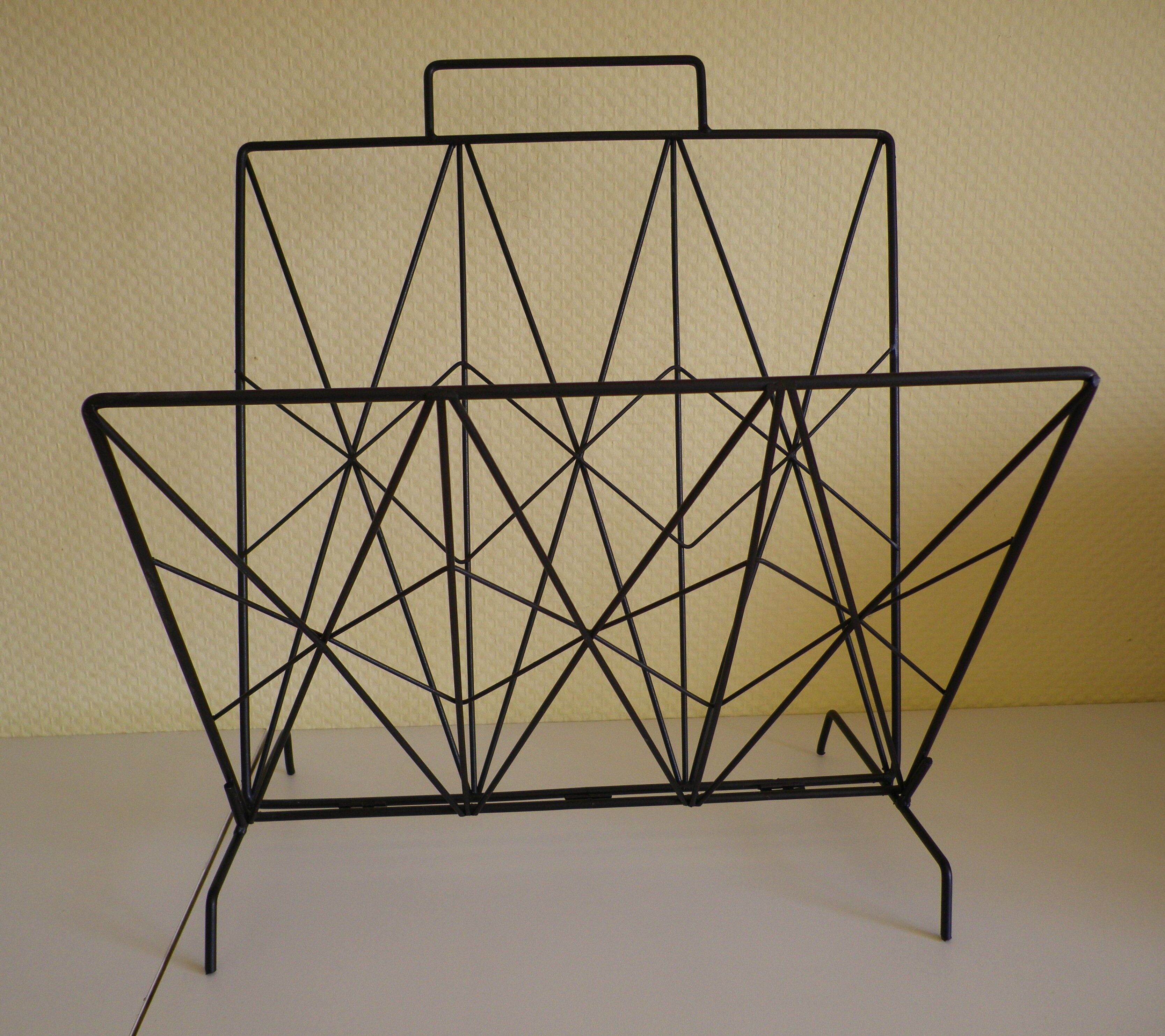 Magazines rack with very fine black metal geometric