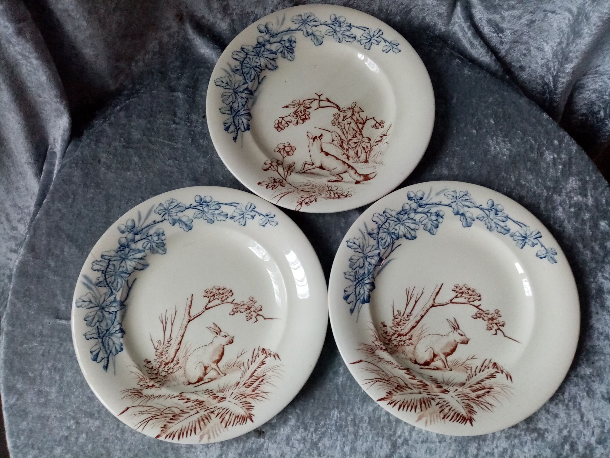 Series of 3 flat plates in iron earth, clairefontaine, hunting model