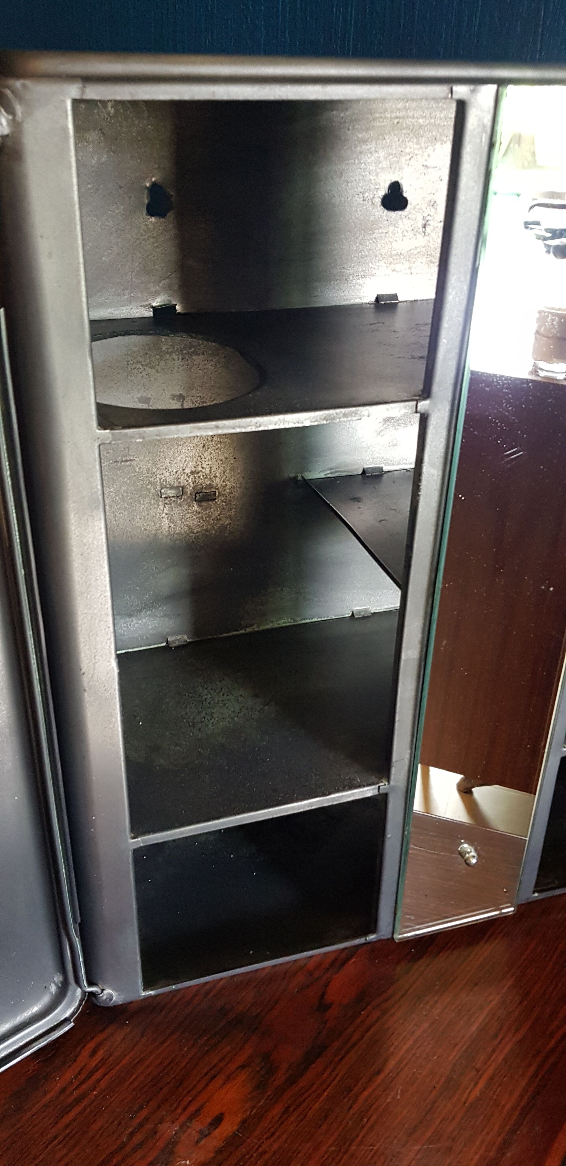 Medicine cabinet in waxed steel