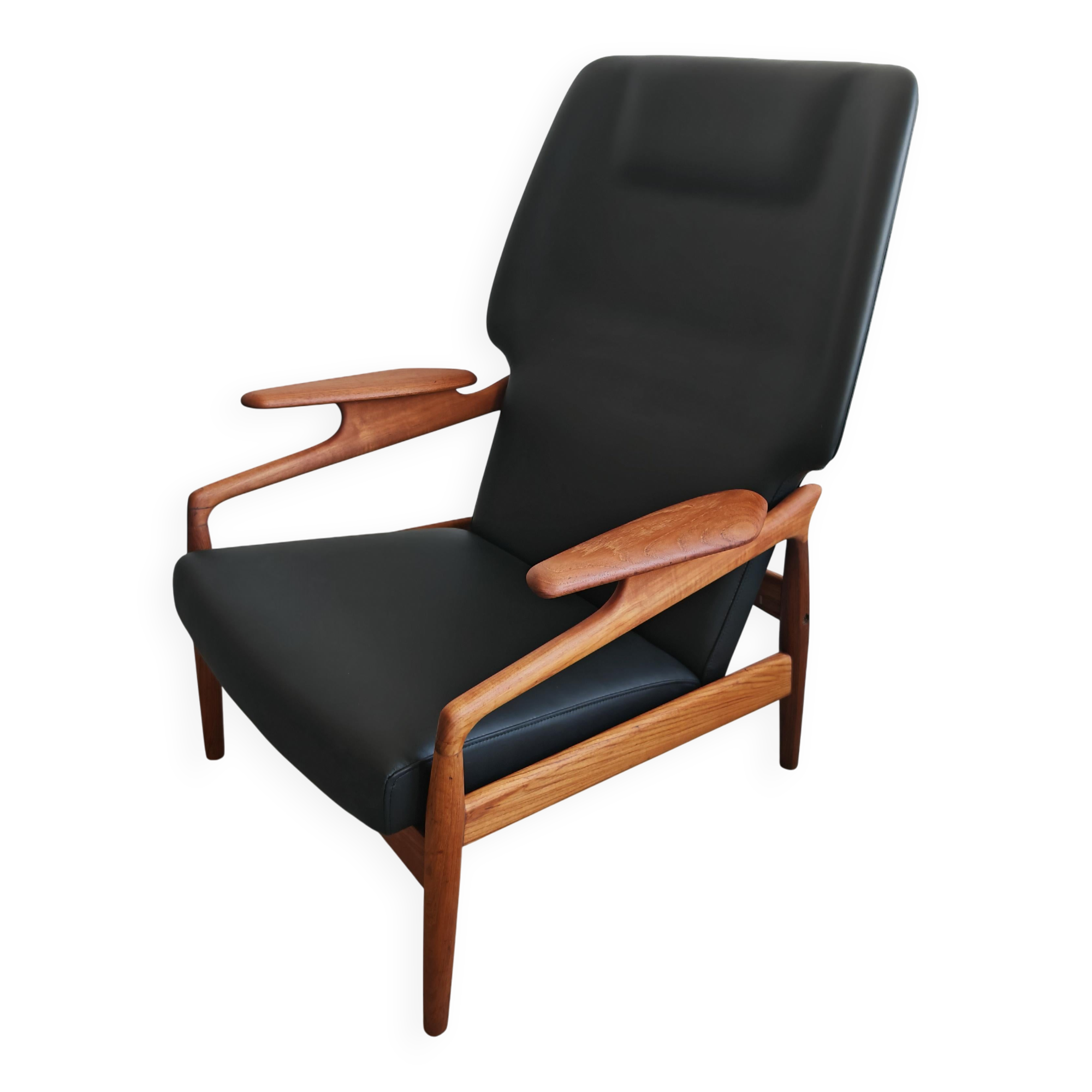 Mid-Century Lounge Chair in solid teak and leather by John Bone