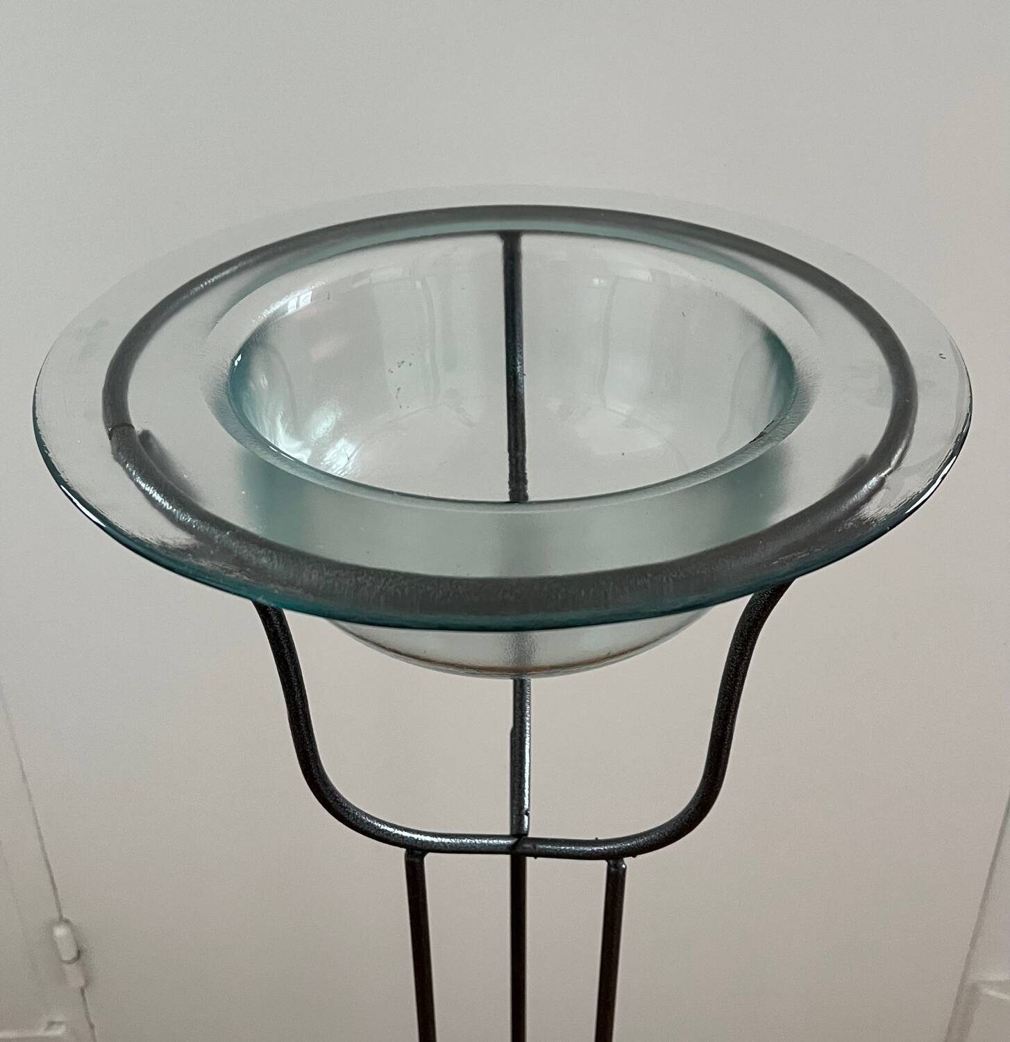 Vasque sur support en fer forgé