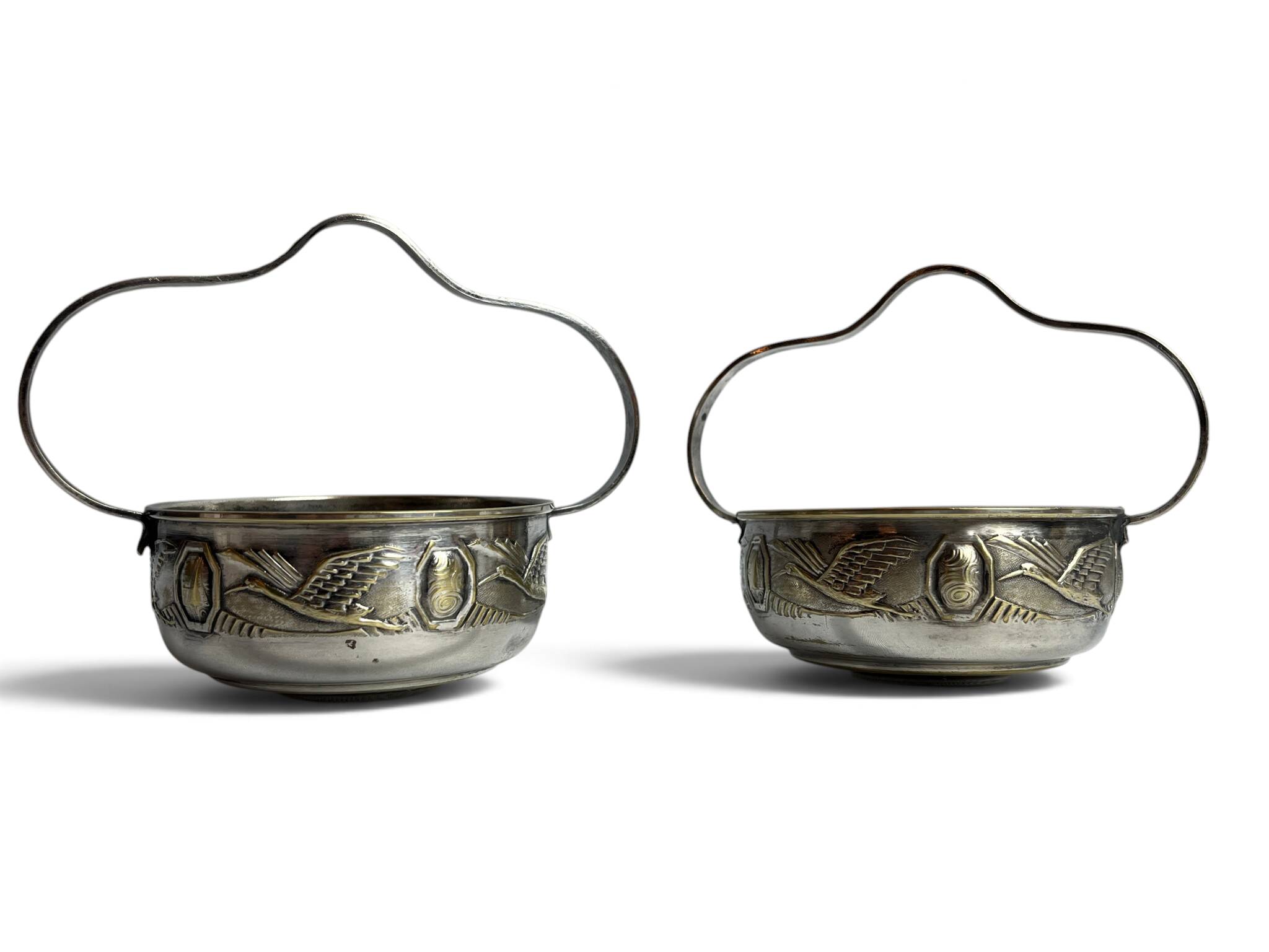 Art Deco pair of basket-shaped bowls with handles, silver-plated, circa 1940.