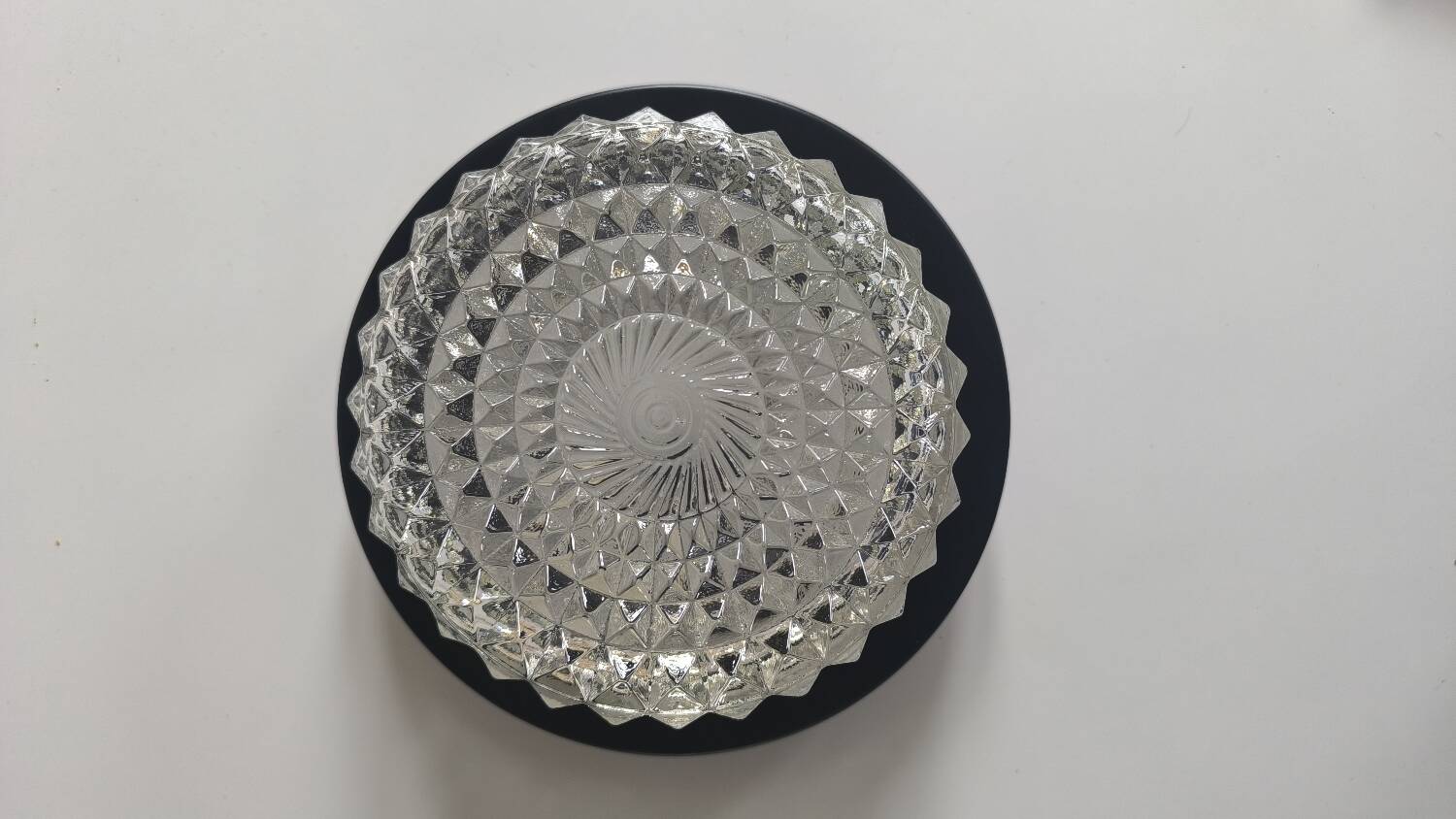 Wall lamp in chiseled glass and lacquered metal 1970