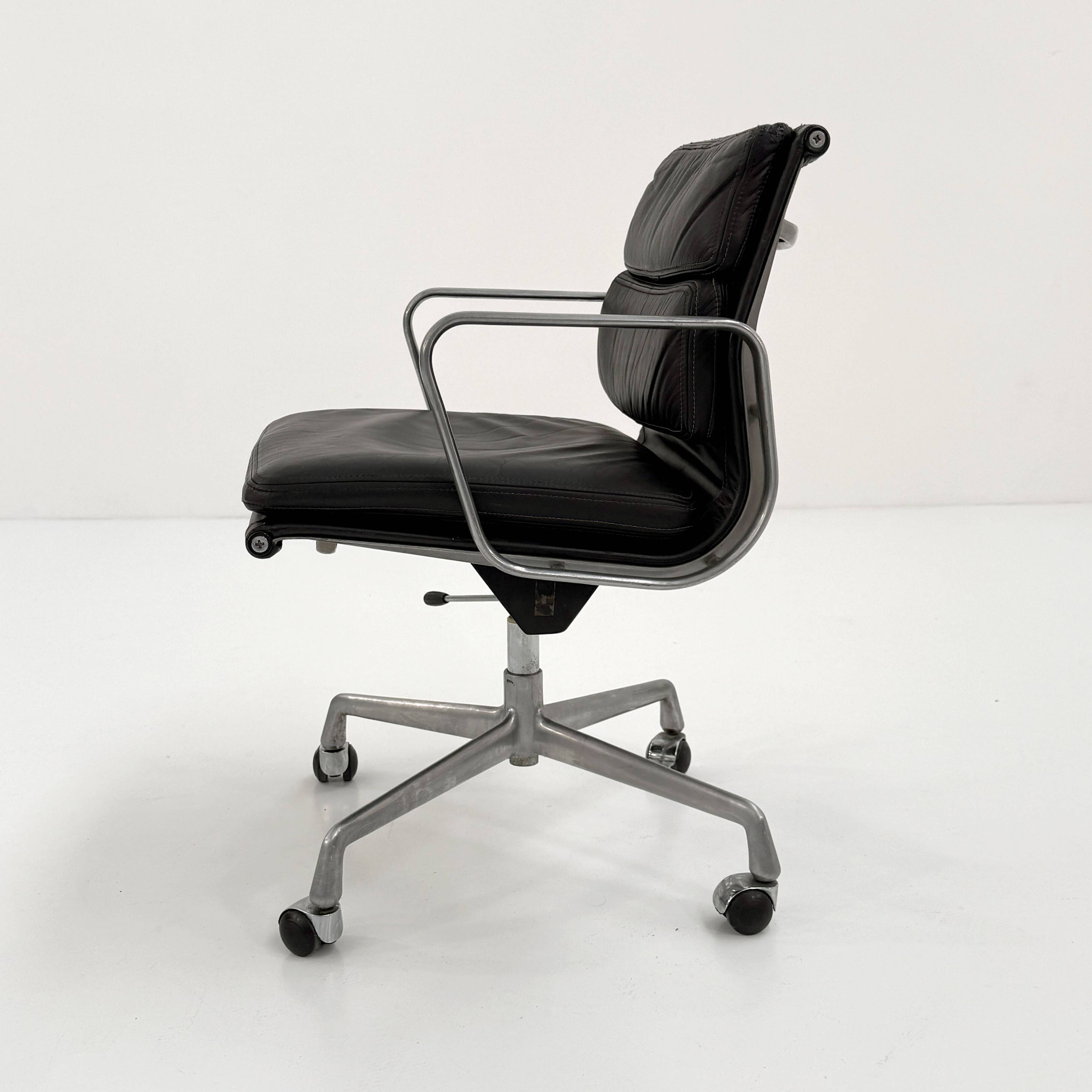 Fauteuil de bureau Soft Pad EA217 par C.& R. Eames pour Herman Miller, 1970