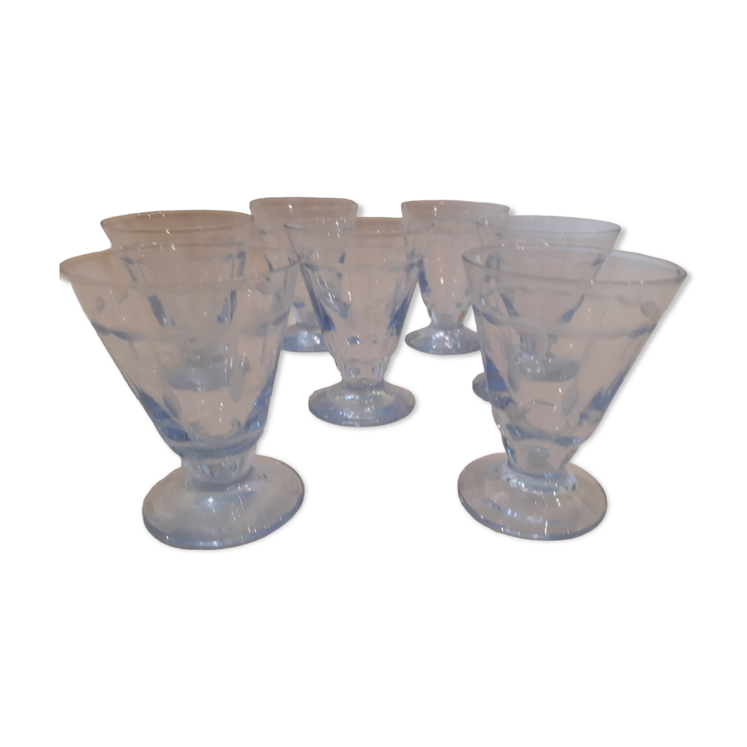 Lot de 7 petits verres à alcool en cristal très finement ciselé bleu.