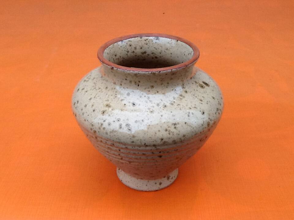 Glazed ceramic spinning top vase with speckled decor