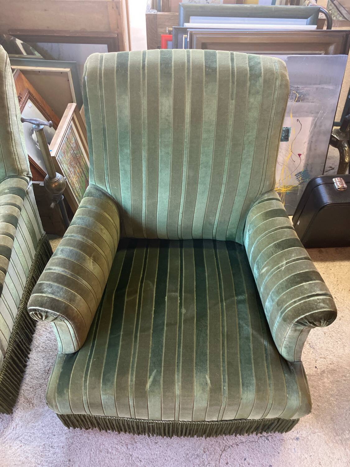 Set of two green velvet toad armchairs with fringe