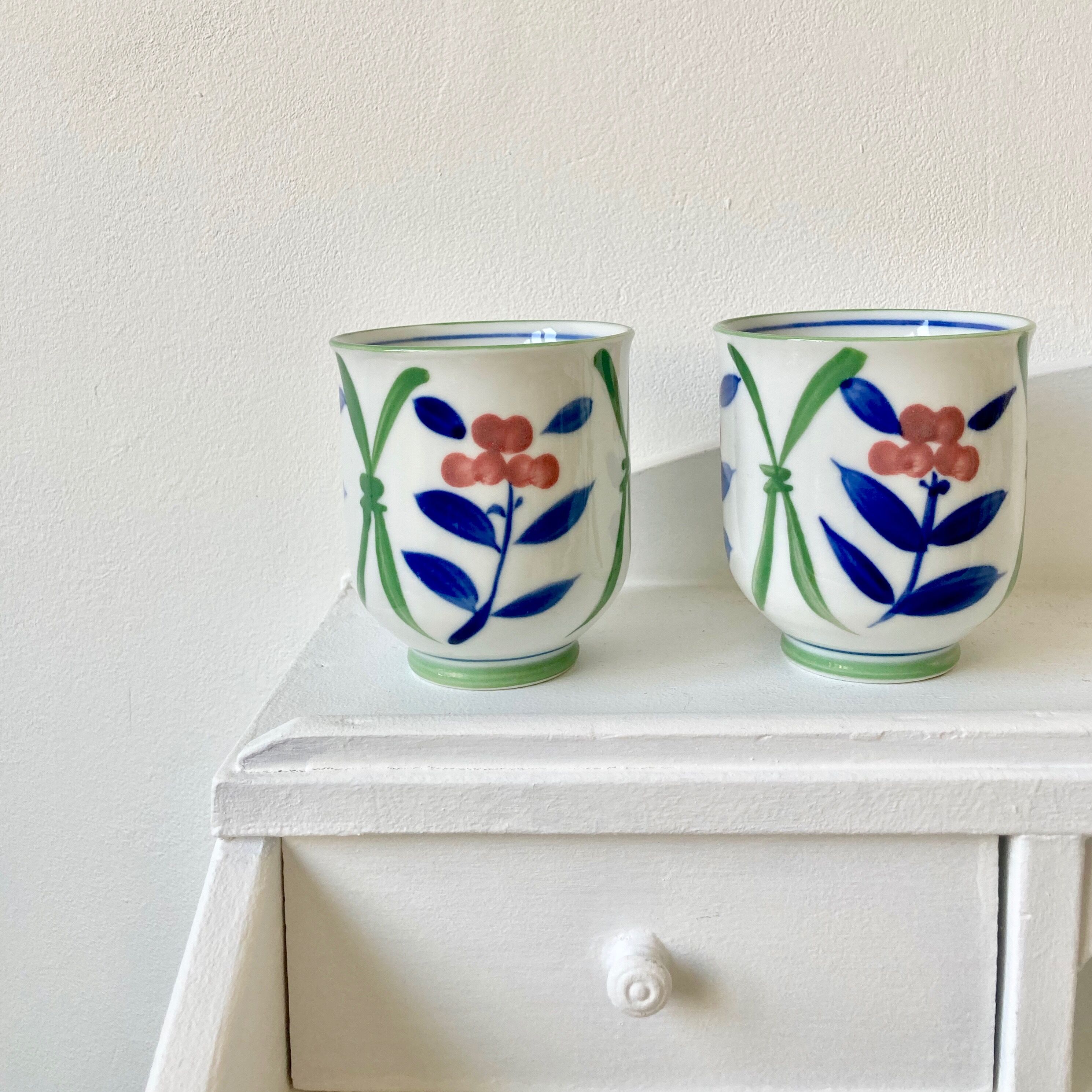 Porcelain cup duo