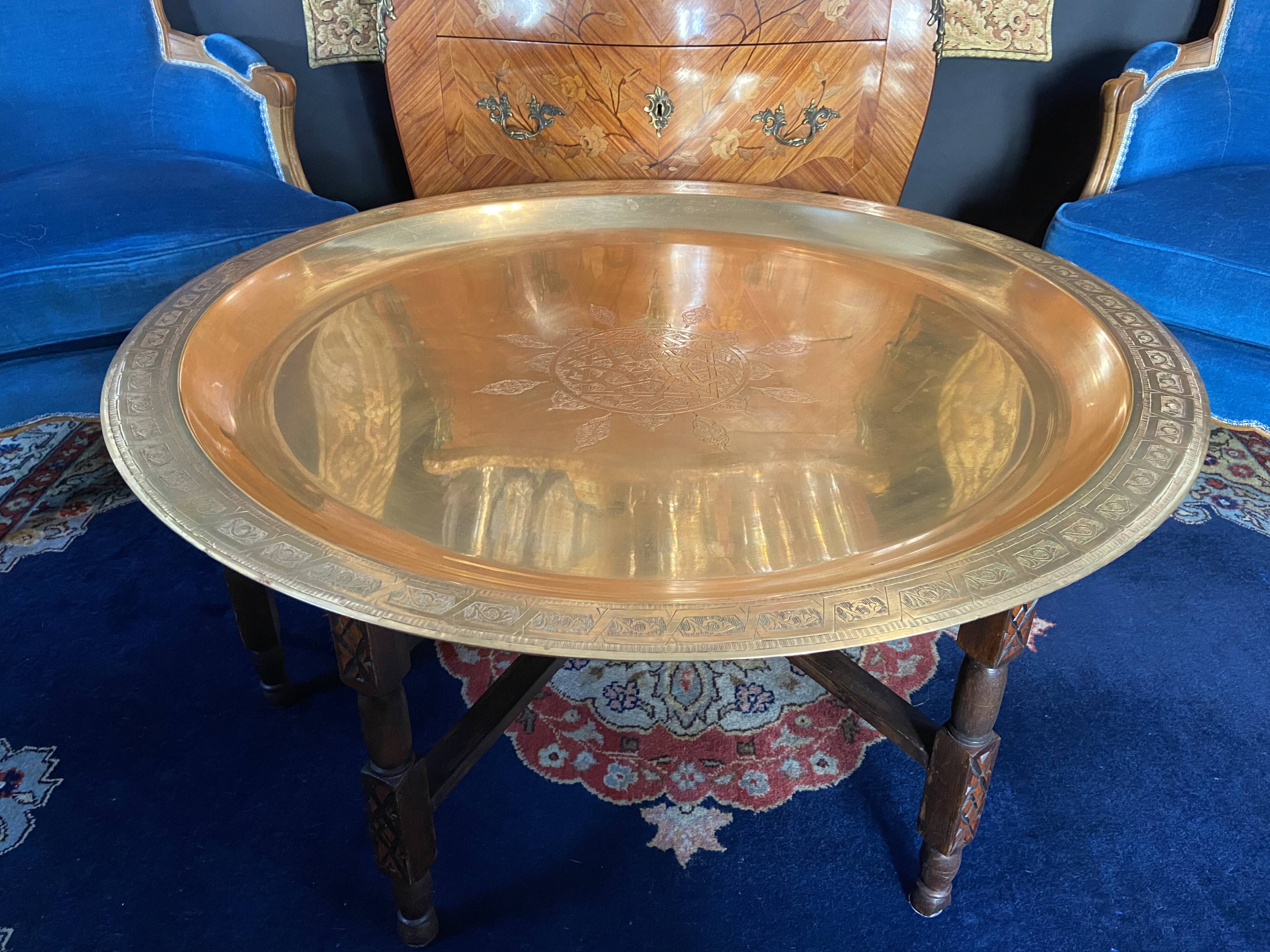 Very large coffee table with bronze top and chiseled decor, 100 cm