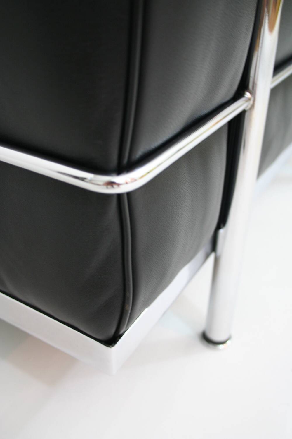 Pair of LC2 armchairs Perriand, Le Corbusier, Jeanneret, ed. Cassina