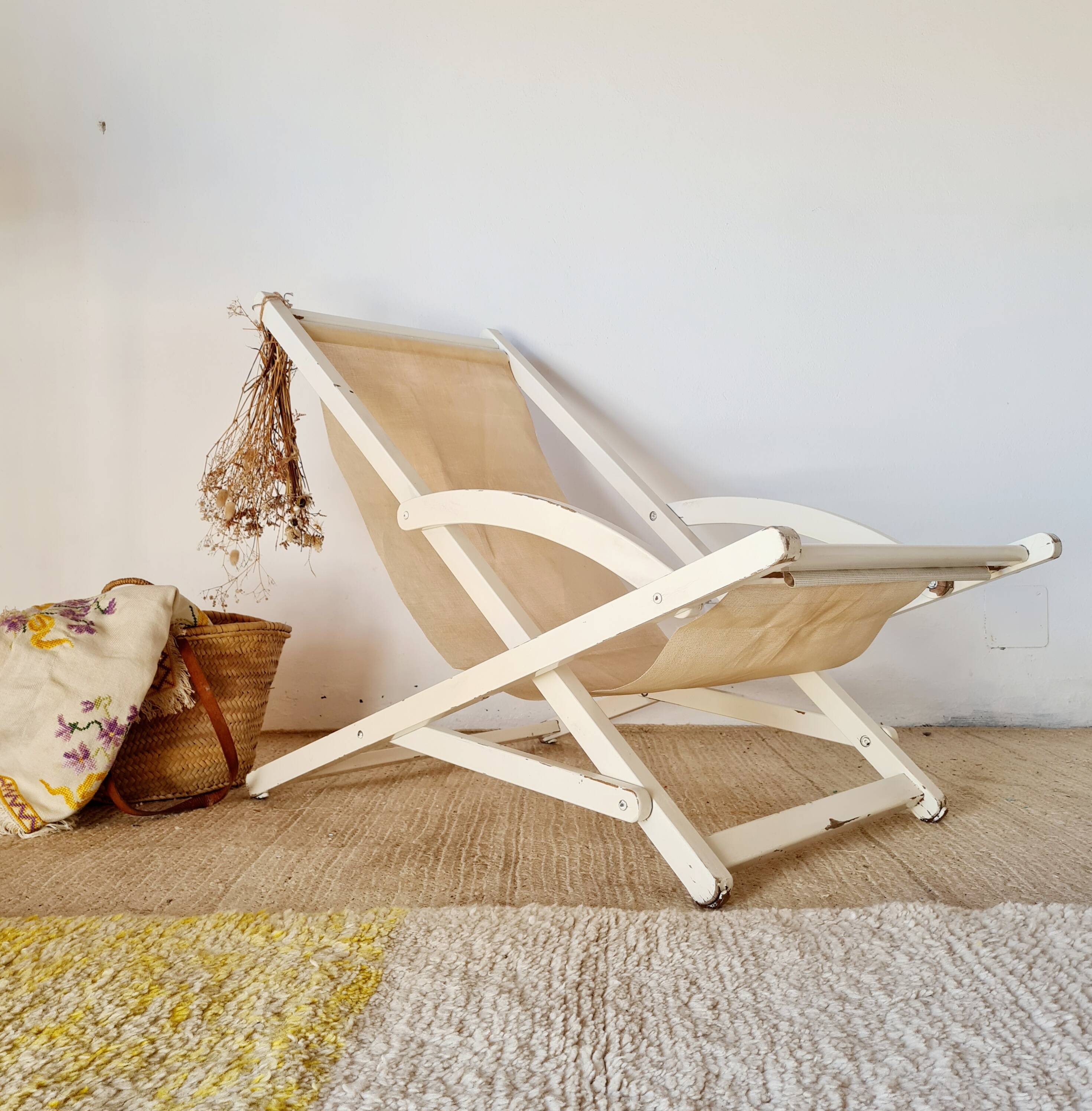 Old white wood deck chair Triconfort