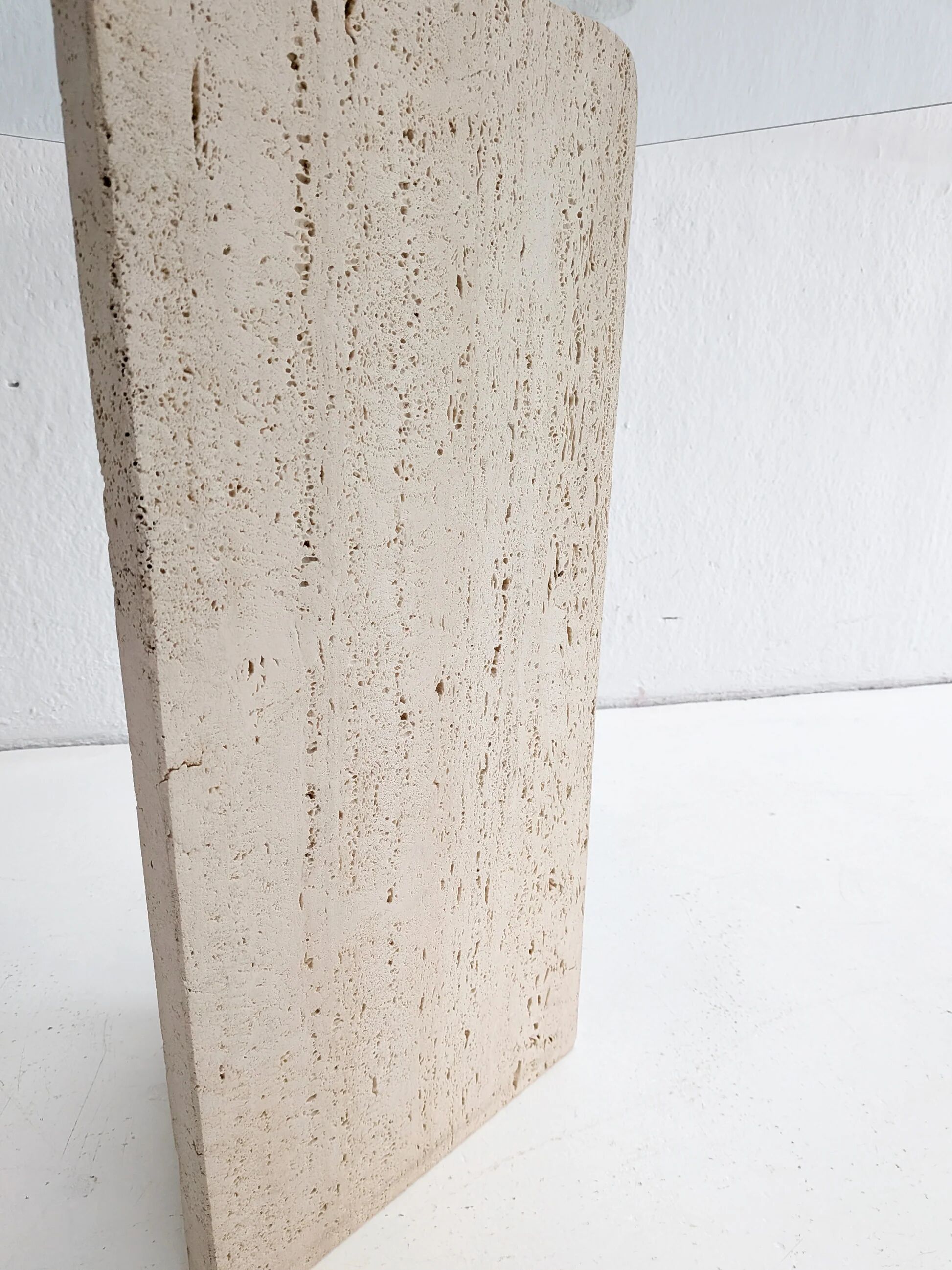 Dining table in travertine and glass with sculpted legs, 1970s.
