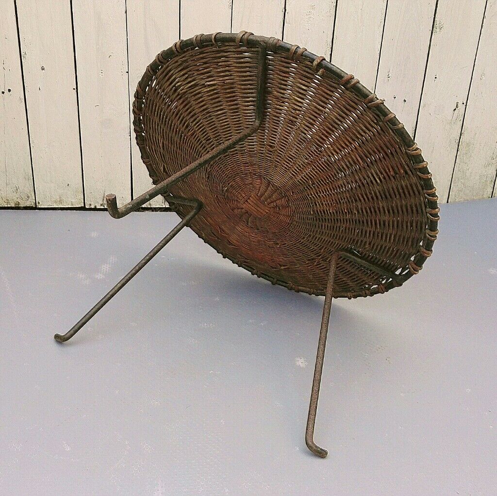 Curved table ferrotine sewing ball of vintage wool