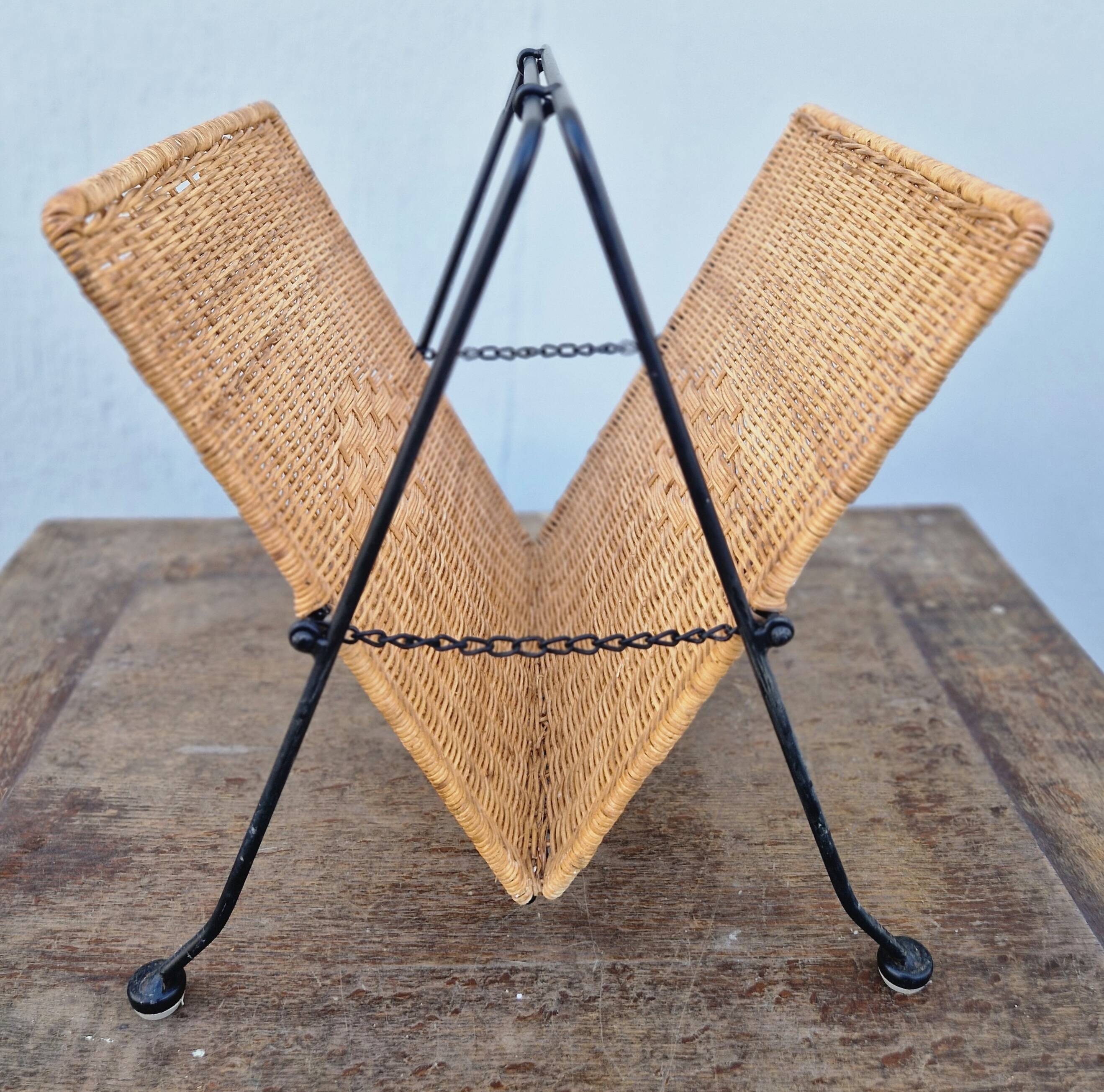 Foldable magazine rack in rattan and metal from the 60s/70s.