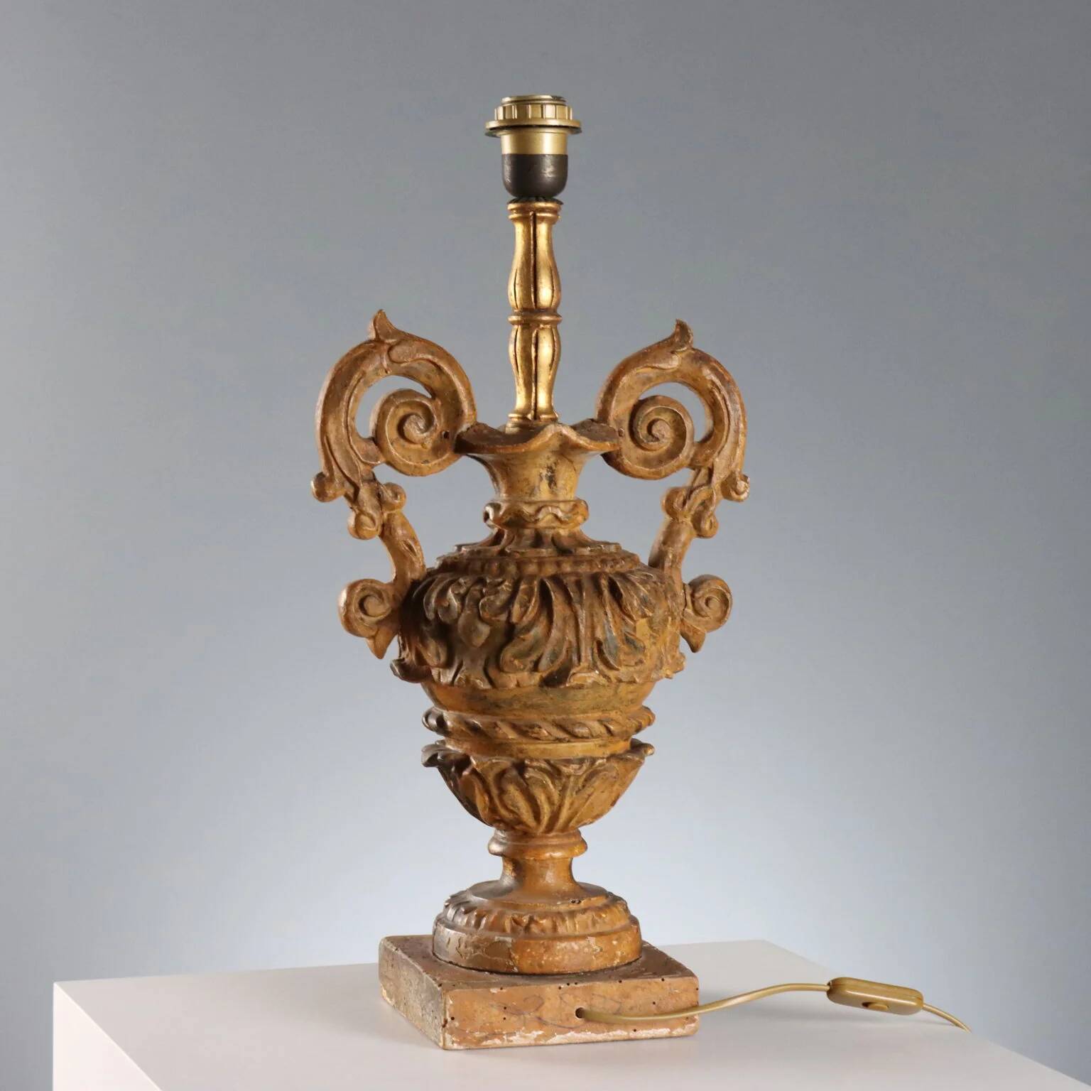 Lampe ancienne en forme de vase néoclassique en bois doré XIXe siècle